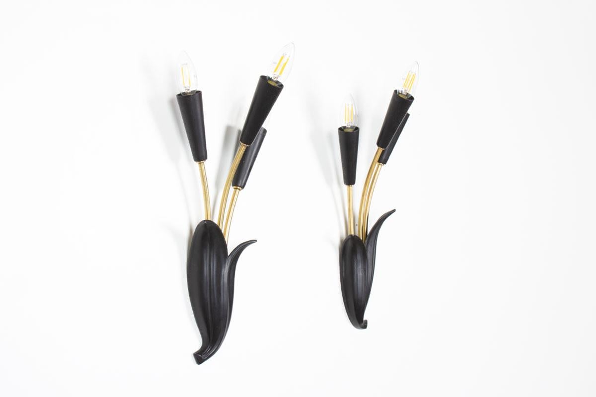 Set di 2 lampade da parete degli anni '50 in Francia
Linee floreali
Base in metallo nero, bracci in ottone
3 punti luce su ciascuno di essi
Lampadine B15 (in dotazione)