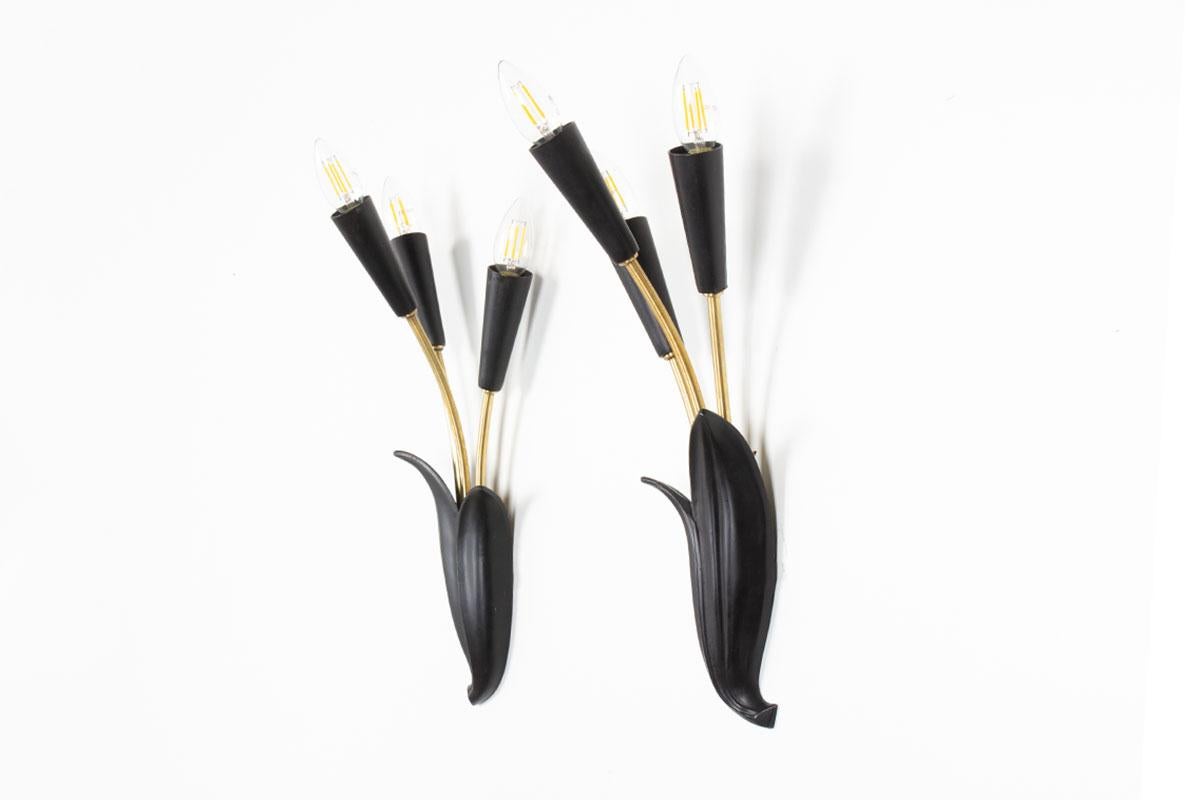 Francese Set di 2 lampade da parete in metallo nero e ottone, 1950 in vendita