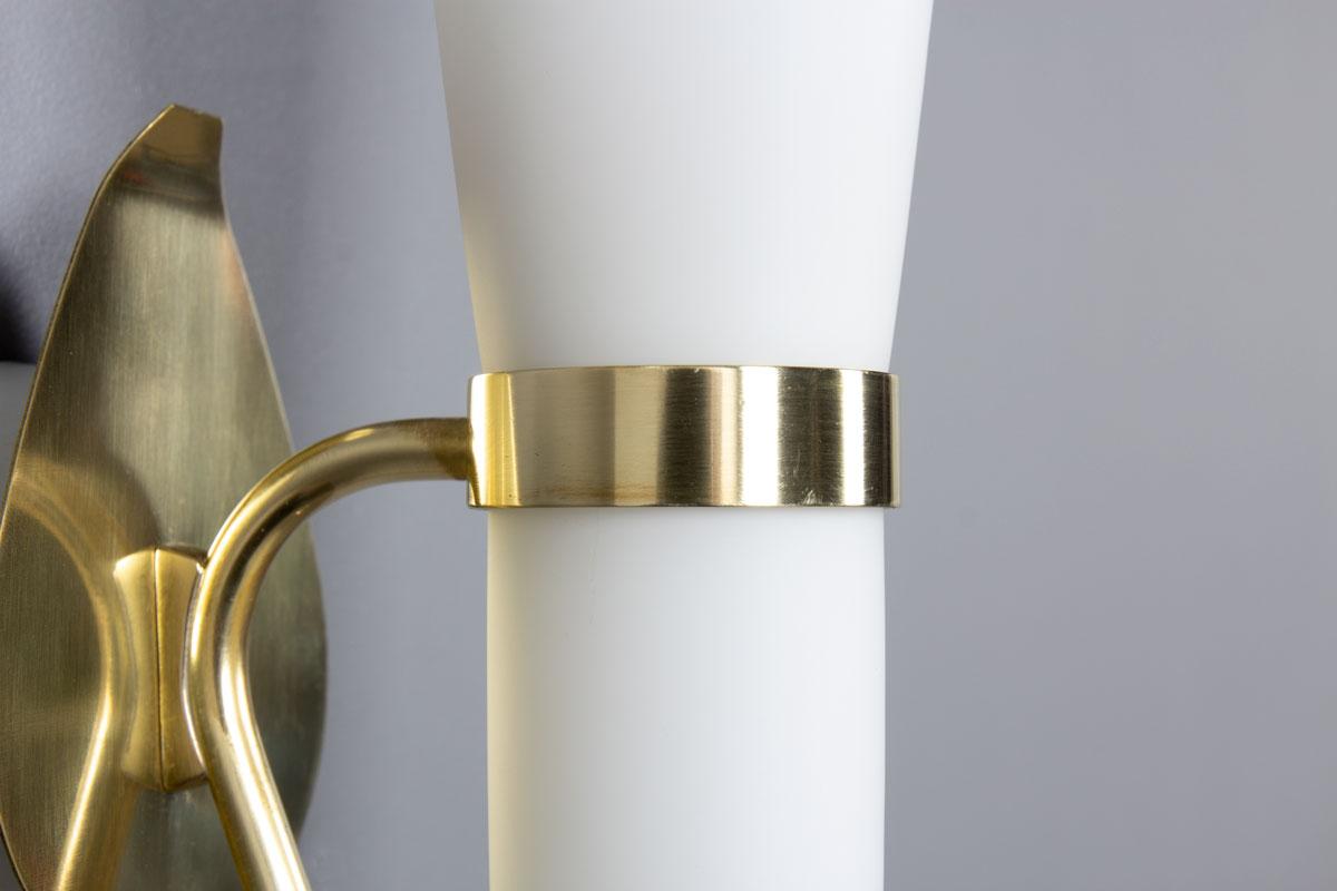 Ensemble de 2 Lights en laiton et opaline, 1950 Bon état - En vente à JASSANS-RIOTTIER, FR