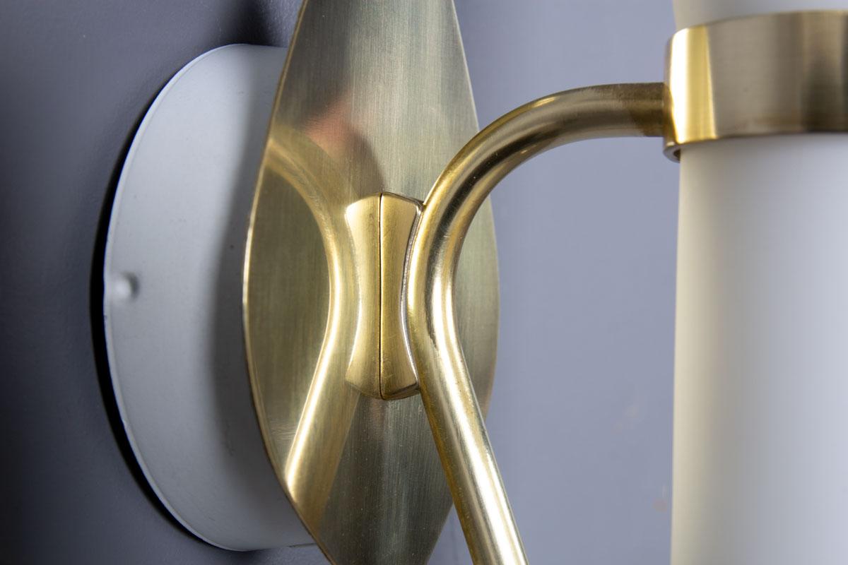 20ième siècle Ensemble de 2 Lights en laiton et opaline, 1950 en vente
