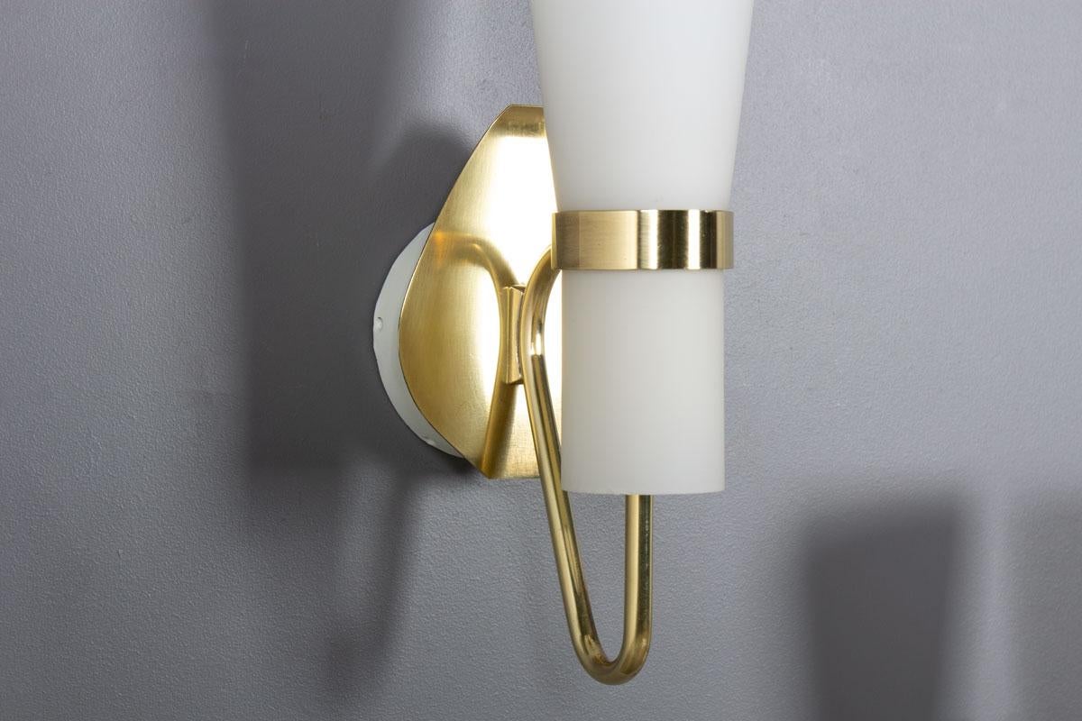 Laiton Ensemble de 2 Lights en laiton et opaline, 1950 en vente