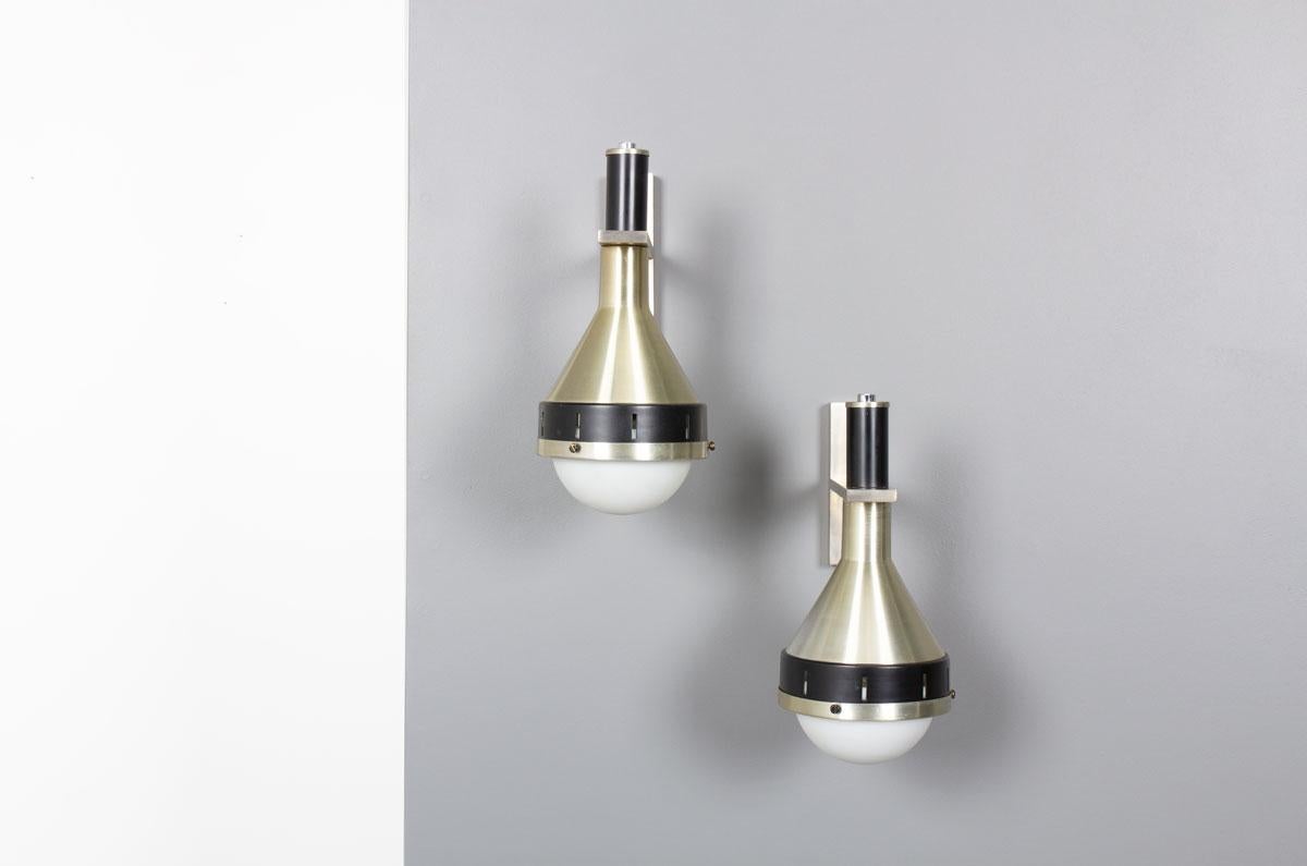 Satz von 2 Wandlampen, herausgegeben von Stilux in Italien in den 70er Jahren
Elemente aus gebürstetem Aluminium und schwarzem Aluminium, Halbkugeln aus Opalglas
Schickes Design