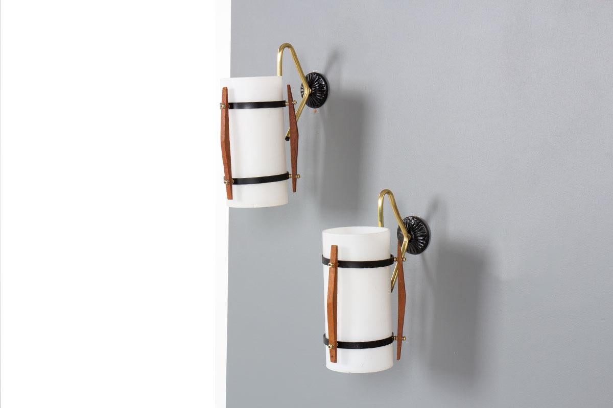 Europeo Set di 2 lampade da parete in metallo, teak, ottone e opalina 1950 in vendita