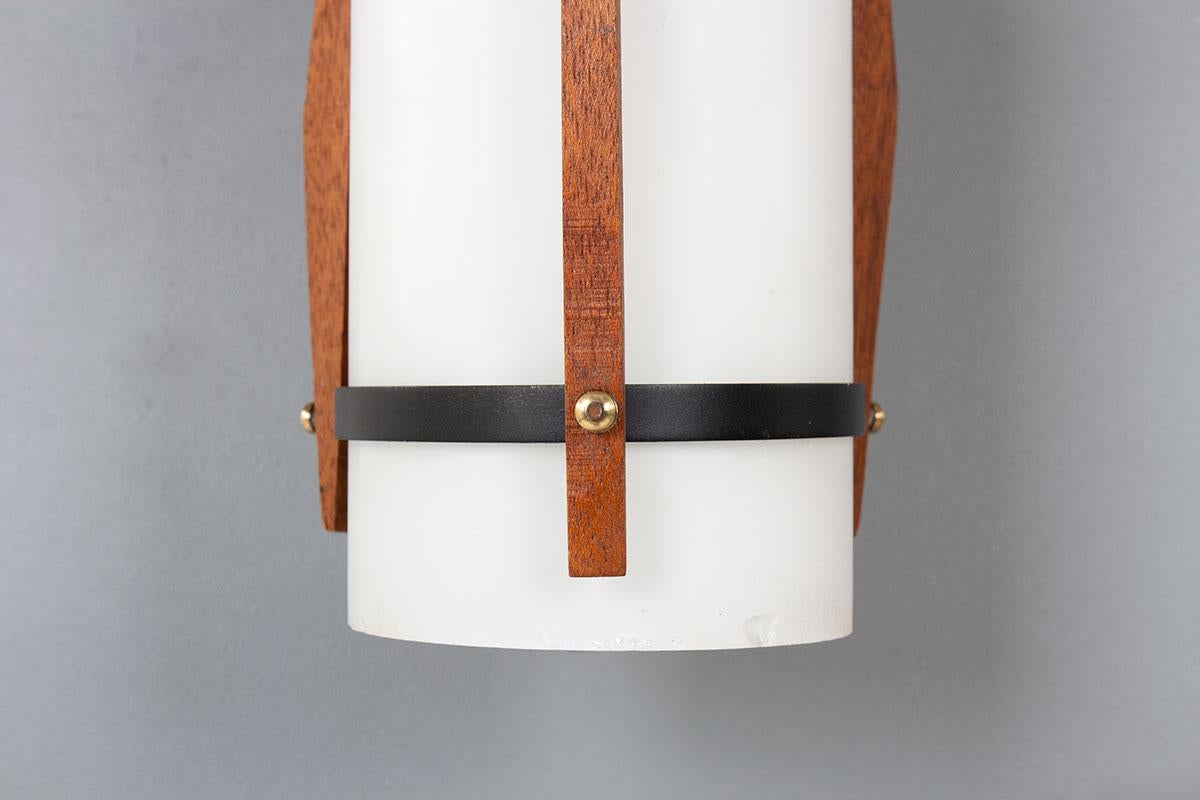 Set di 2 lampade da parete in metallo, teak, ottone e opalina 1950 In condizioni buone in vendita a JASSANS-RIOTTIER, FR