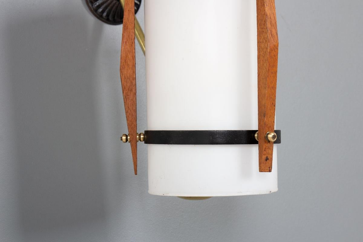 XX secolo Set di 2 lampade da parete in metallo, teak, ottone e opalina 1950 in vendita