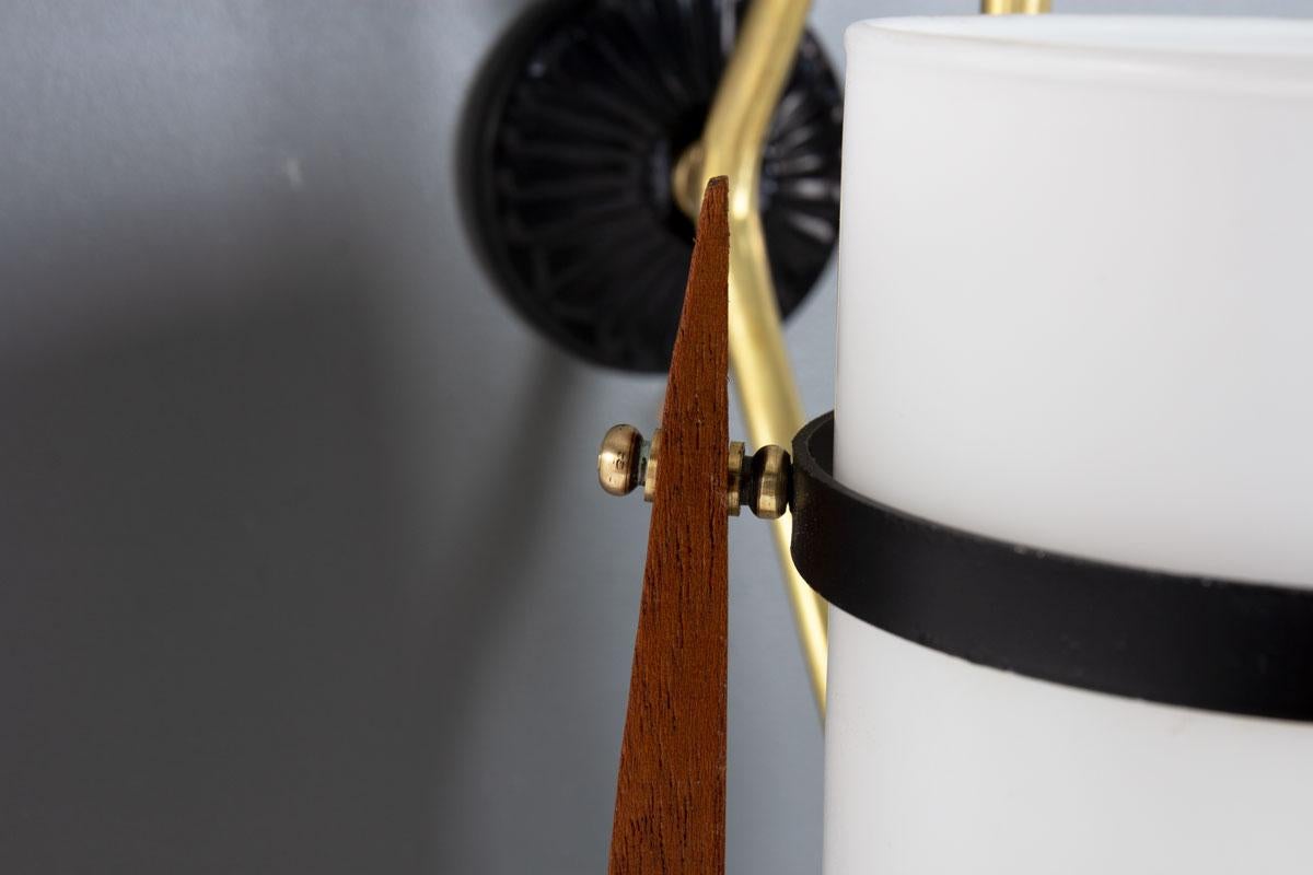Set di 2 lampade da parete in metallo, teak, ottone e opalina 1950 in vendita 1