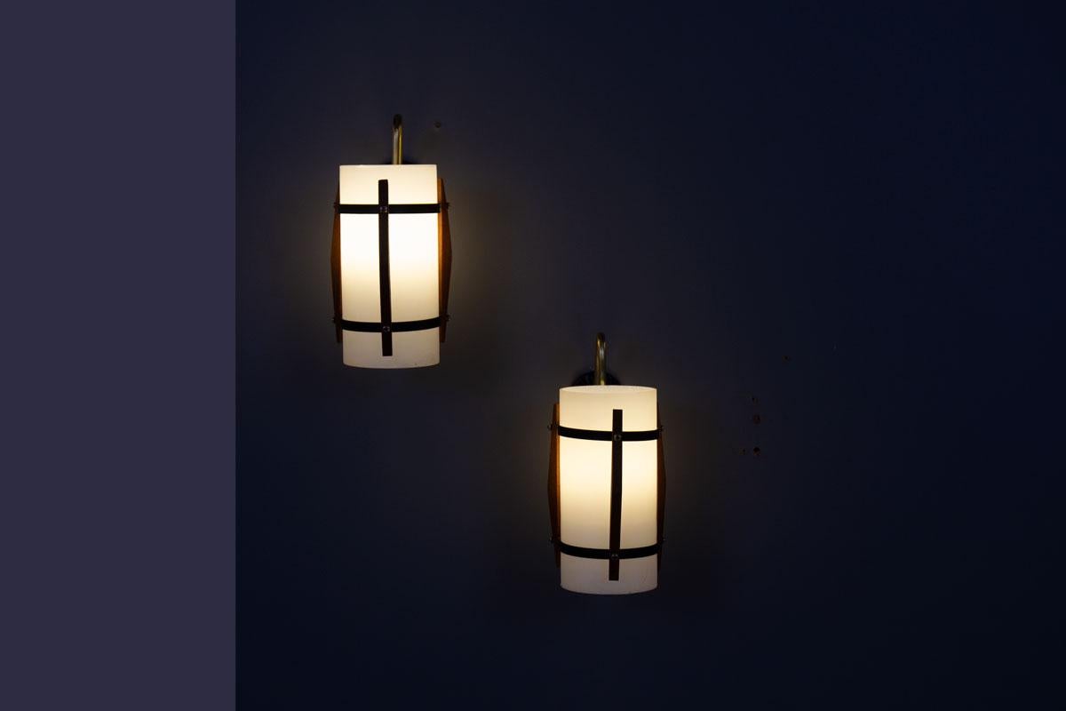 Set di 2 lampade da parete in metallo, teak, ottone e opalina 1950 in vendita 2