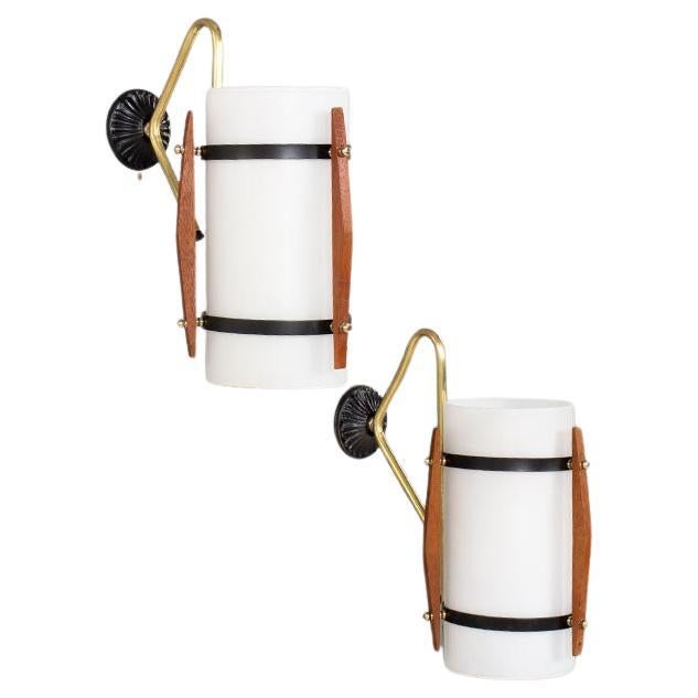 Set di 2 lampade da parete in metallo, teak, ottone e opalina 1950 in vendita