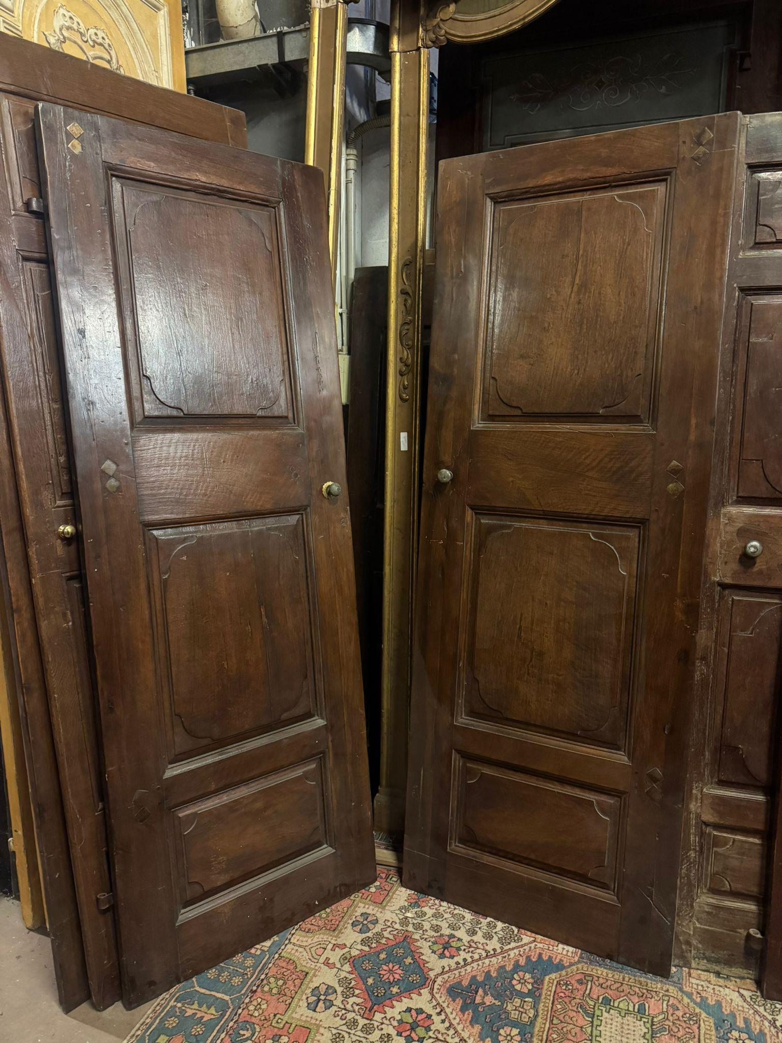 set of 2 antique doors in fine solid walnut wood, single-wing door with carved panels, original from the 19th century, from Milan (Italy), have smooth back and original iron hinges. Push opening: one to the right and the other to the left.
They