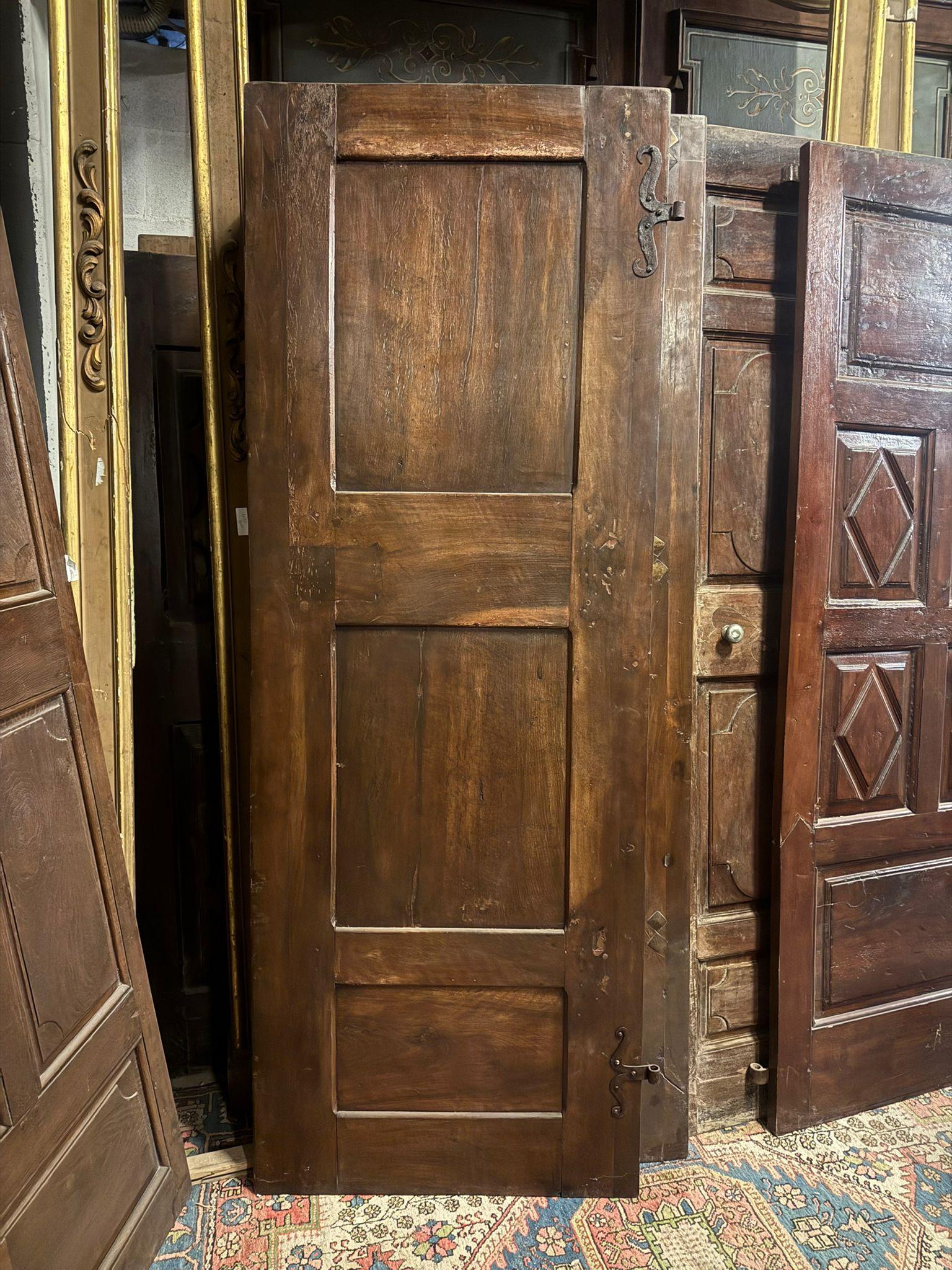 set of 2 walnut doors, one leaf with carved panels, Italy In Good Condition For Sale In Cuneo, Italy (CN)