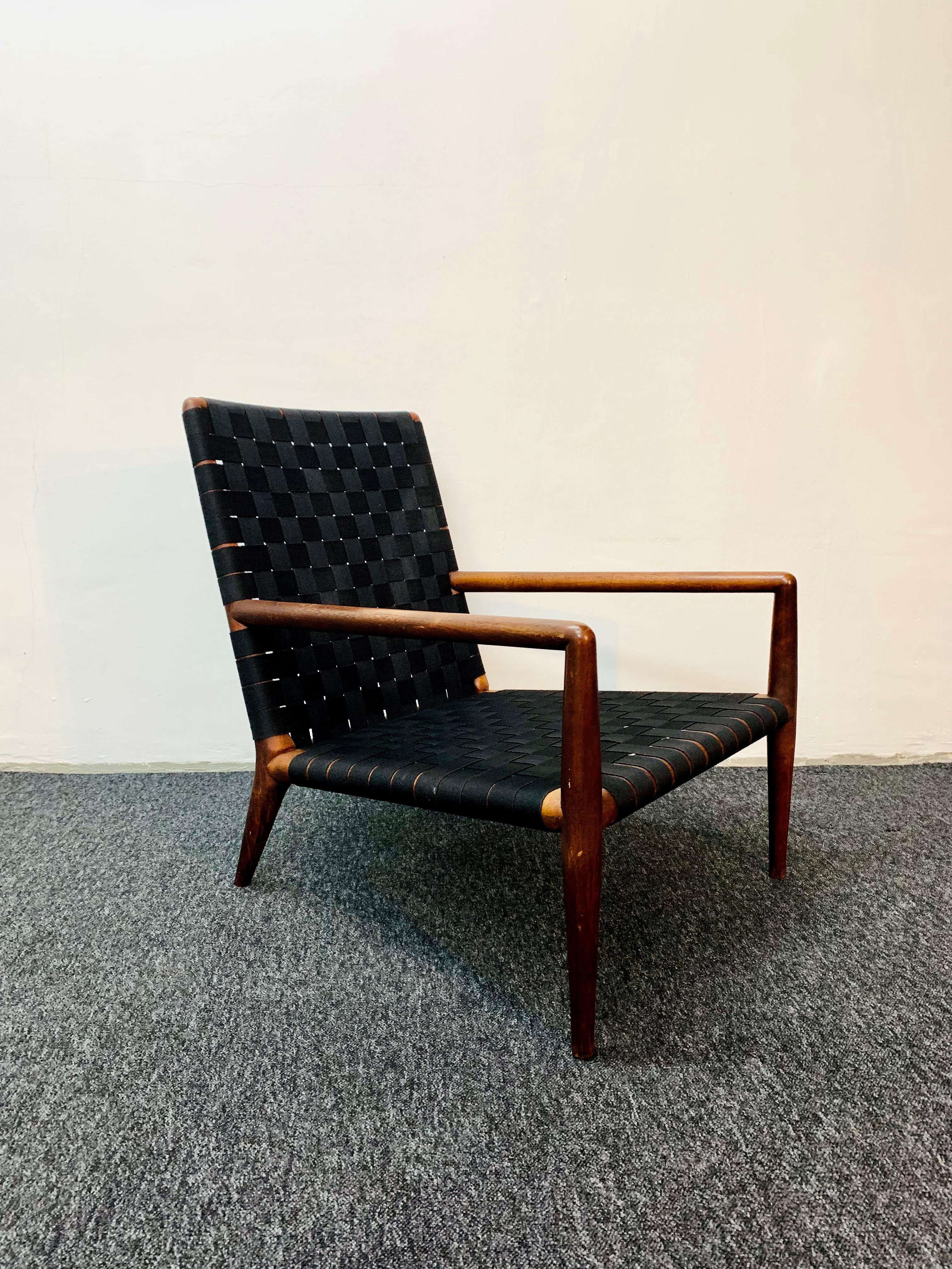 Satz von 2 Loungesesseln aus Nussbaumholz von T.H. Robsjohn-Gibbings für Widdicomb im Angebot 3