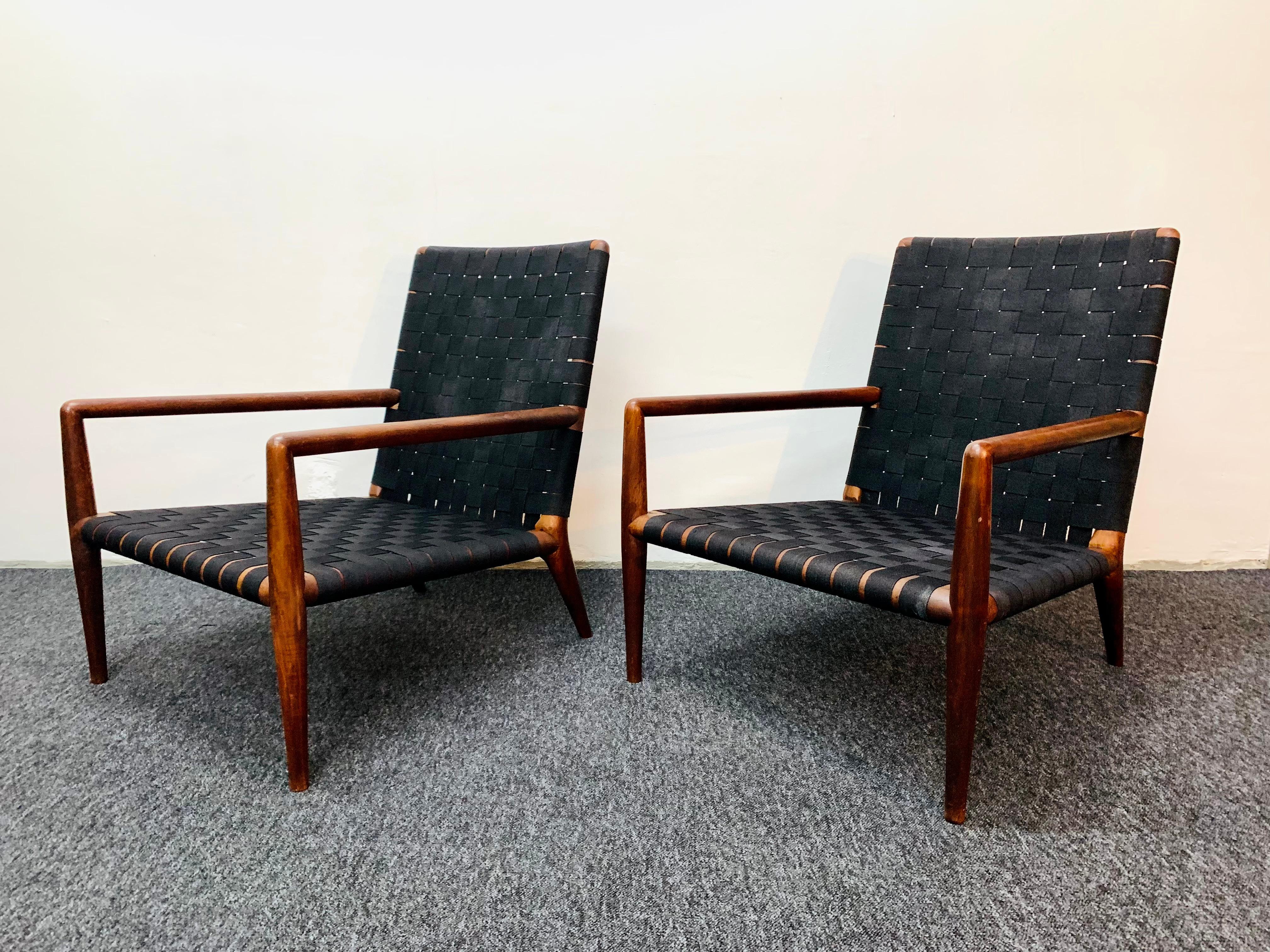 Wonderful and very comfortable American armchairs from the 1950s.
The delicate design fits wonderfully into any interior and is an enrichment for every home.
The noble walnut wood ensures an elegant look.

Design: T.H. Robsjohn