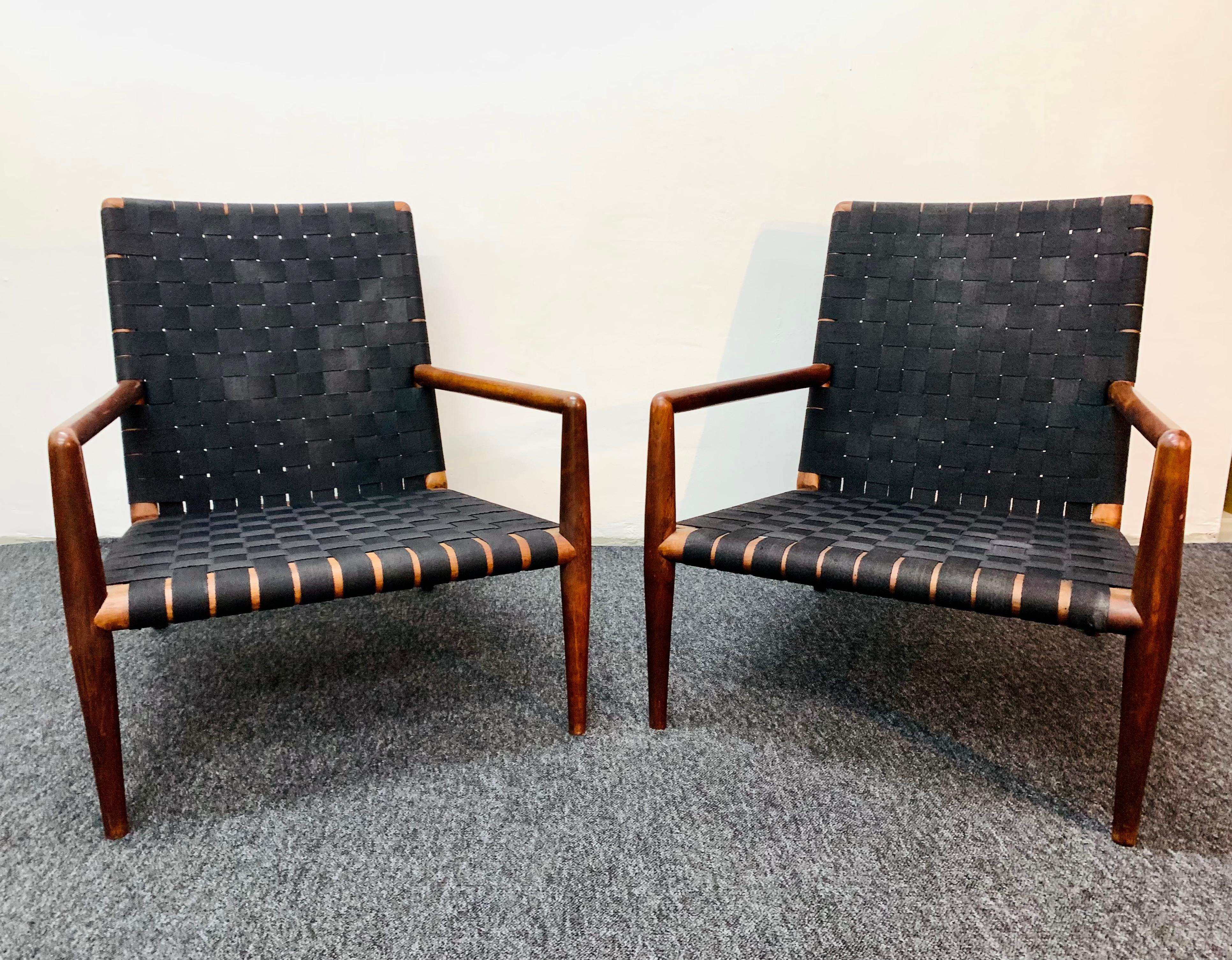 Mid-Century Modern Set of 2 Walnut Lounge Chairs by T.H. Robsjohn-Gibbings for Widdicomb For Sale