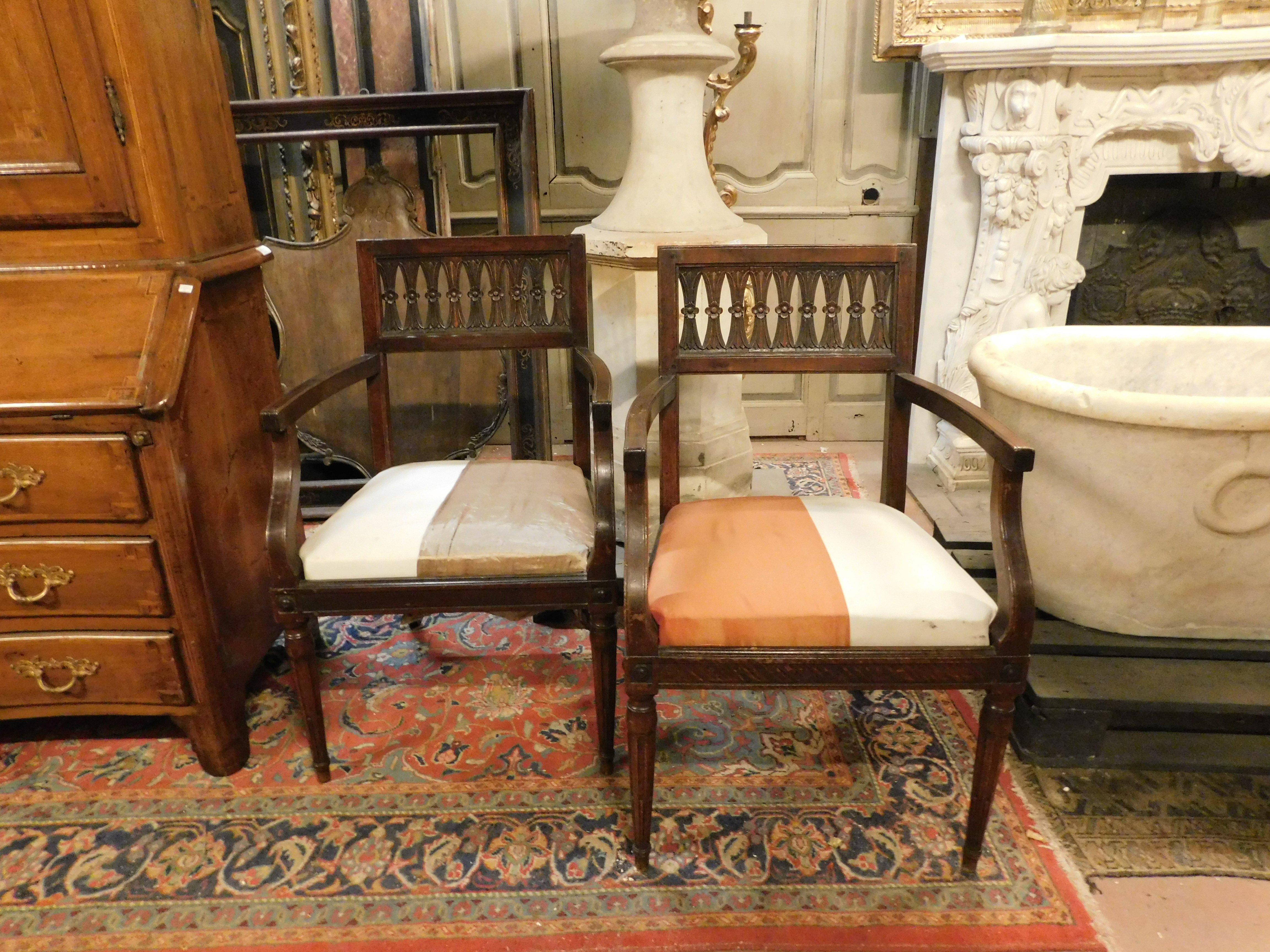 Set di 2 poltrone in noce con seduta imbottita in tessuto originale del XVIII secolo, provenienti dall'Italia, Misure cm L 60 x P 54 x H 93 (altezza seduta 45 cm), ideali per un salotto chic ed elegante.