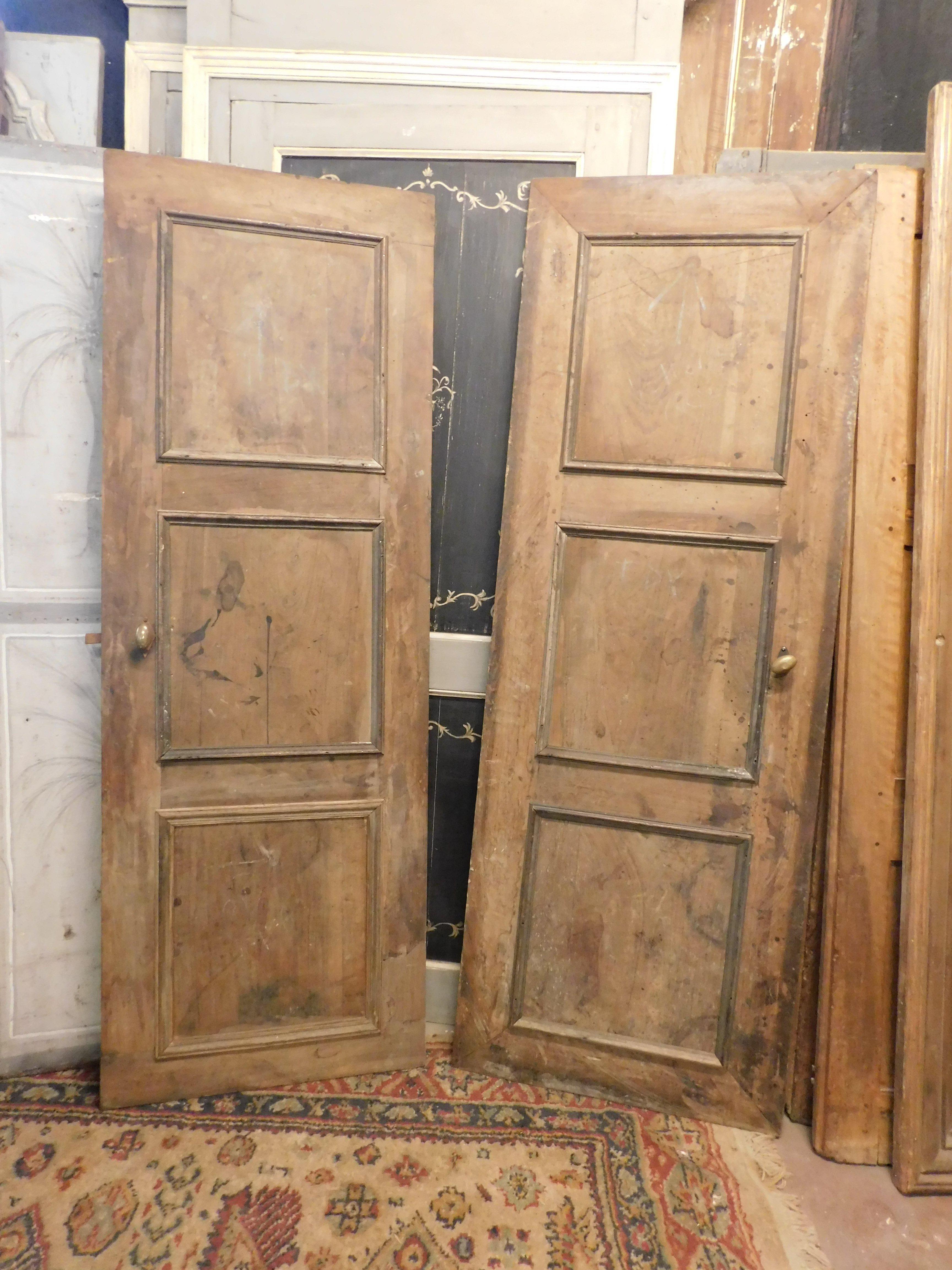 Set of 2 interior doors in solid walnut, carved with 3 panels, to be mounted on the wall and without frame, to be finished but in fine old and well patinated wood, possibility also of adapting to a single large door with 2 wings , built by hand in