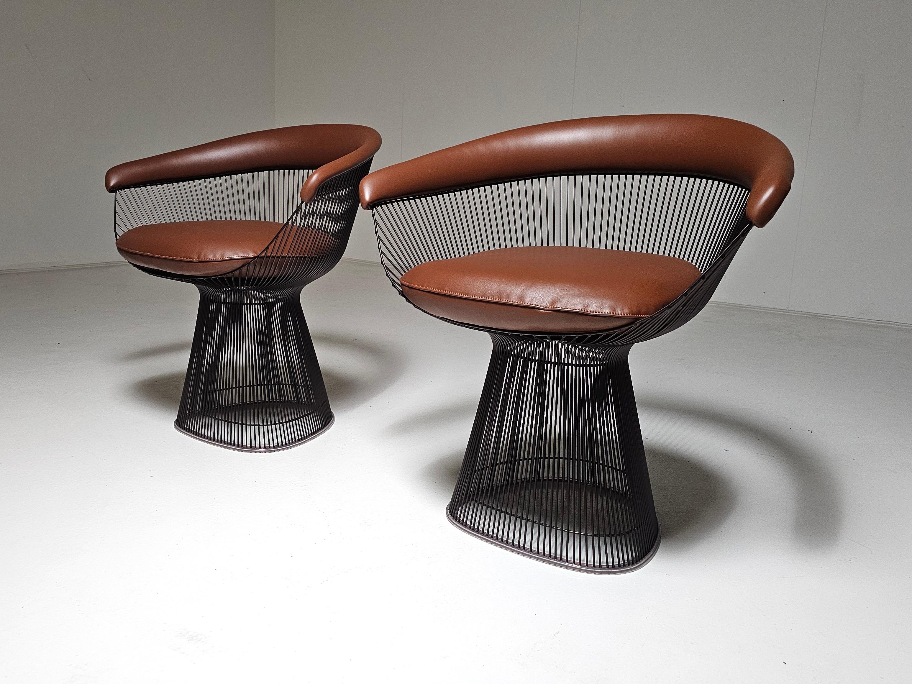 Mid-Century Modern Set of 2 Warren Platner chairs in bronze and brown leather, Knoll International For Sale