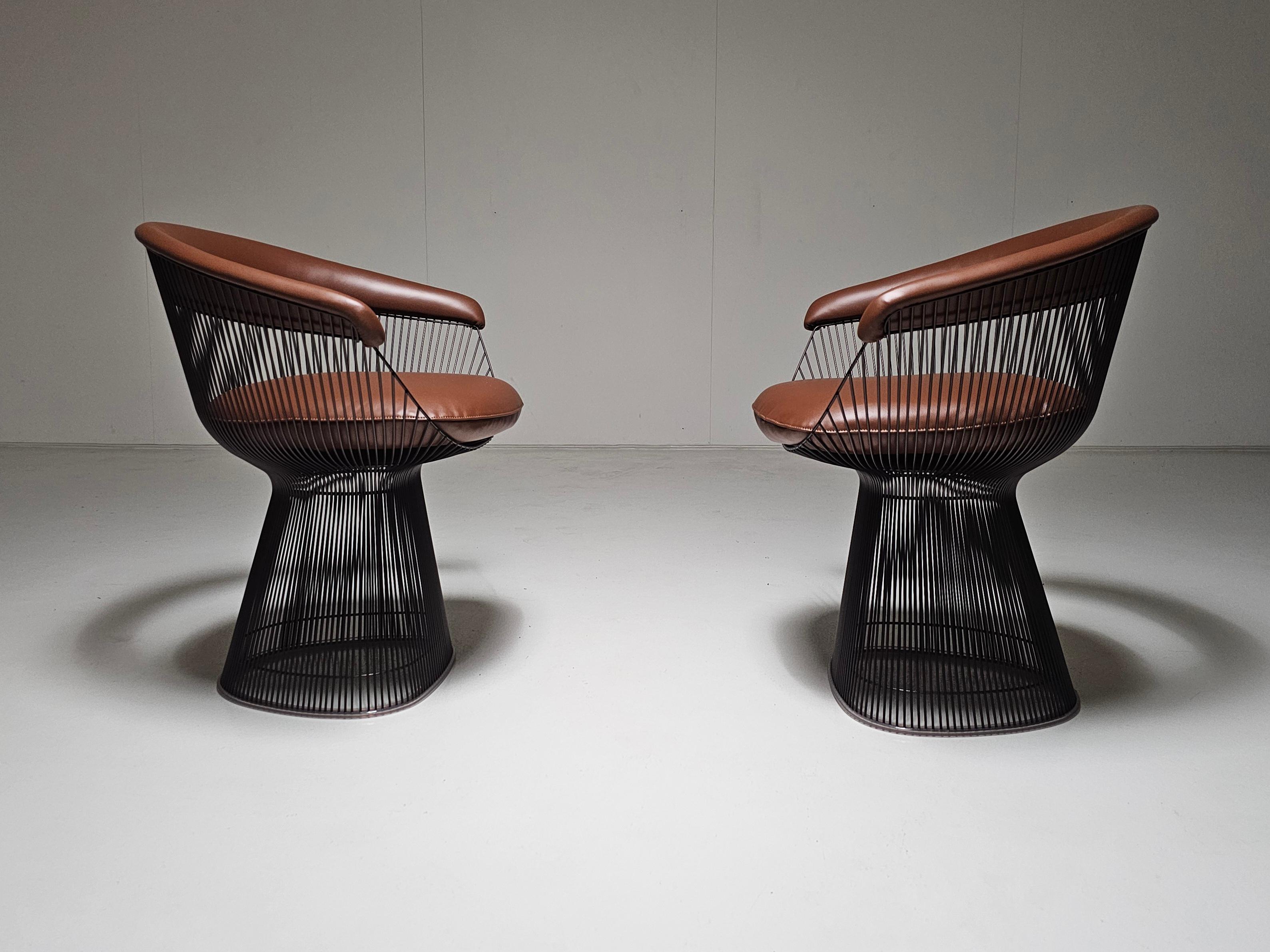 European Set of 2 Warren Platner chairs in bronze and brown leather, Knoll International For Sale