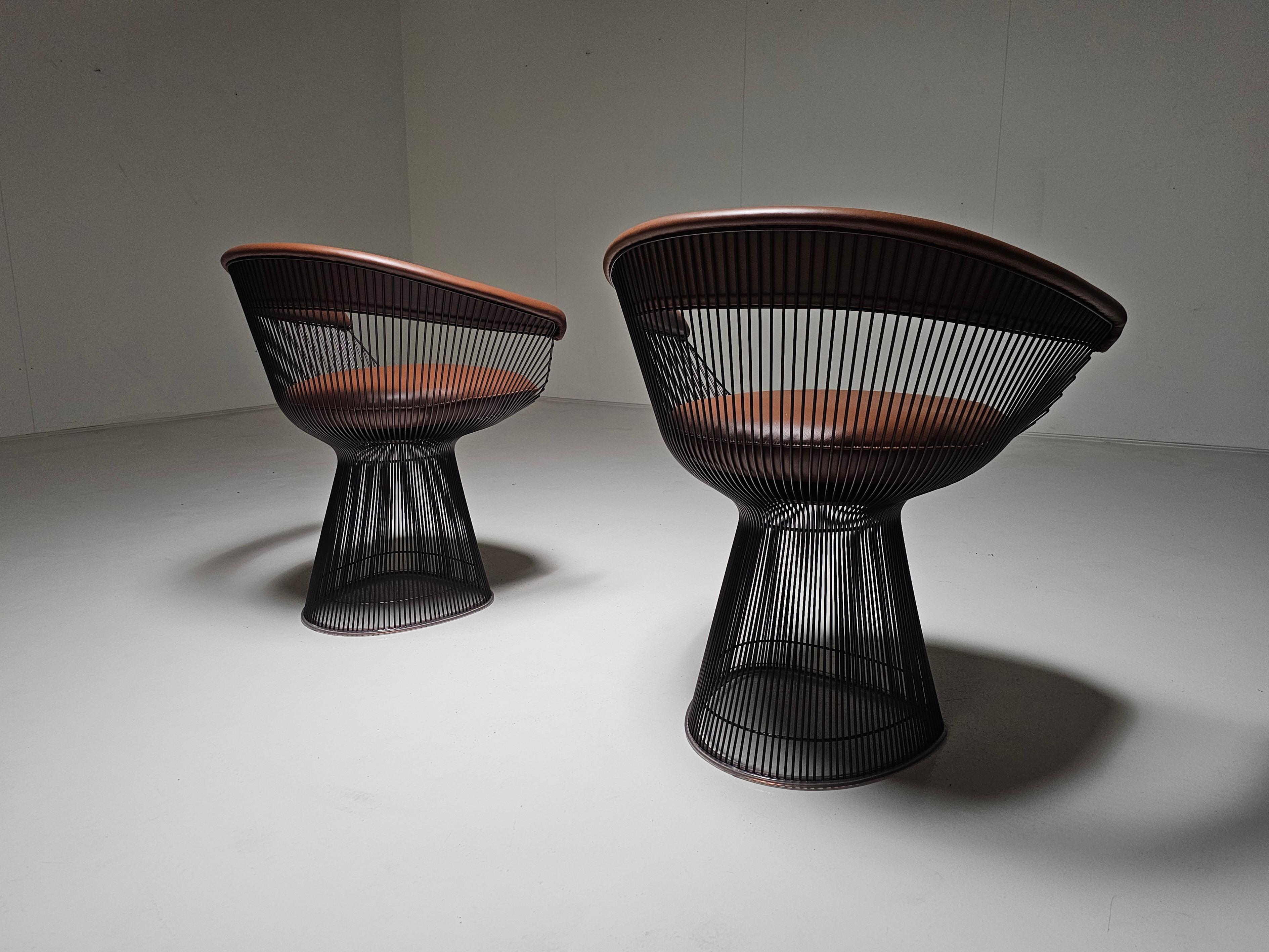 Bronze Set of 2 Warren Platner chairs in bronze and brown leather, Knoll International For Sale