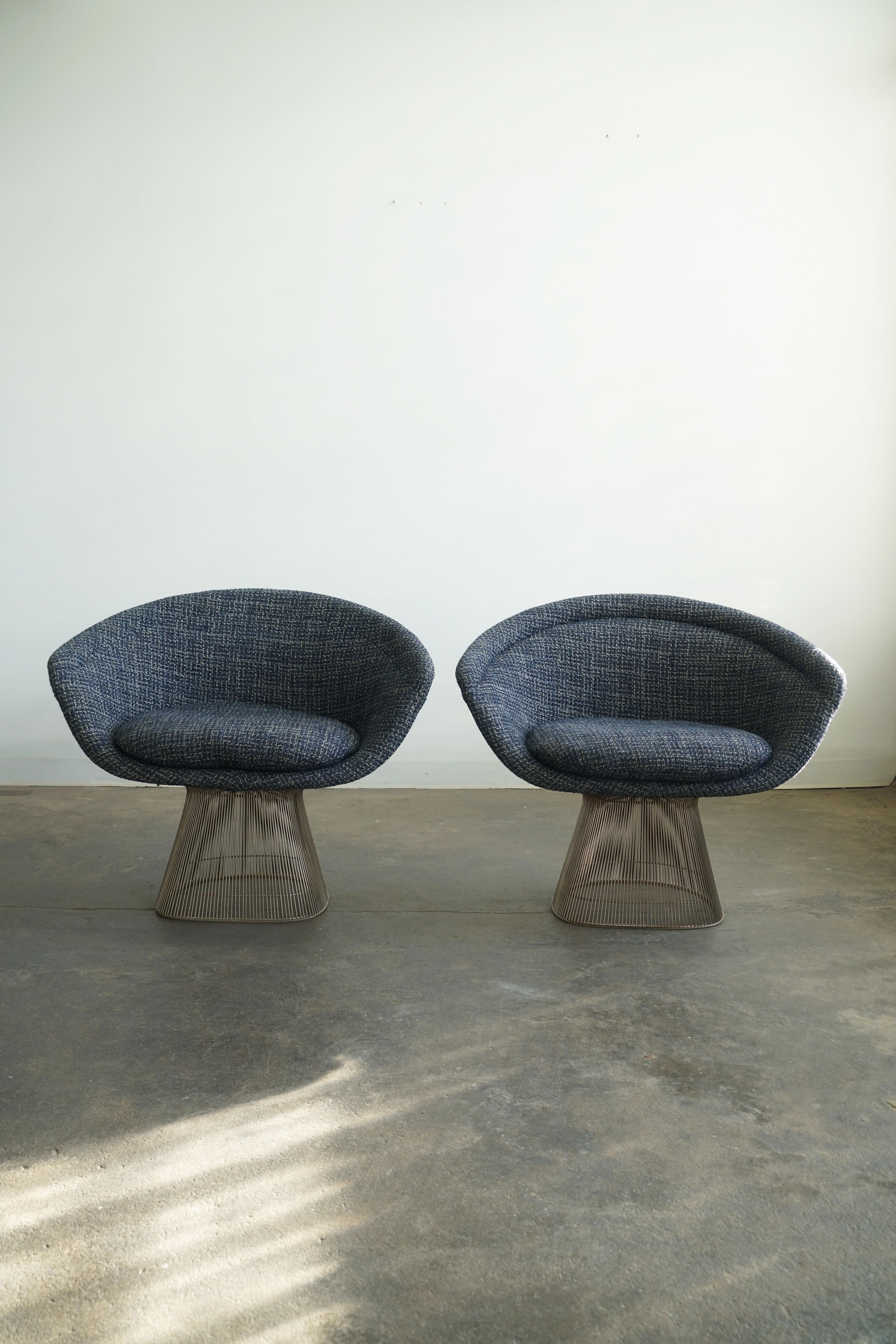 Mid-Century Modern Set of 2 Warren Platner Lounge Chairs for Knoll International, blue upholstery For Sale