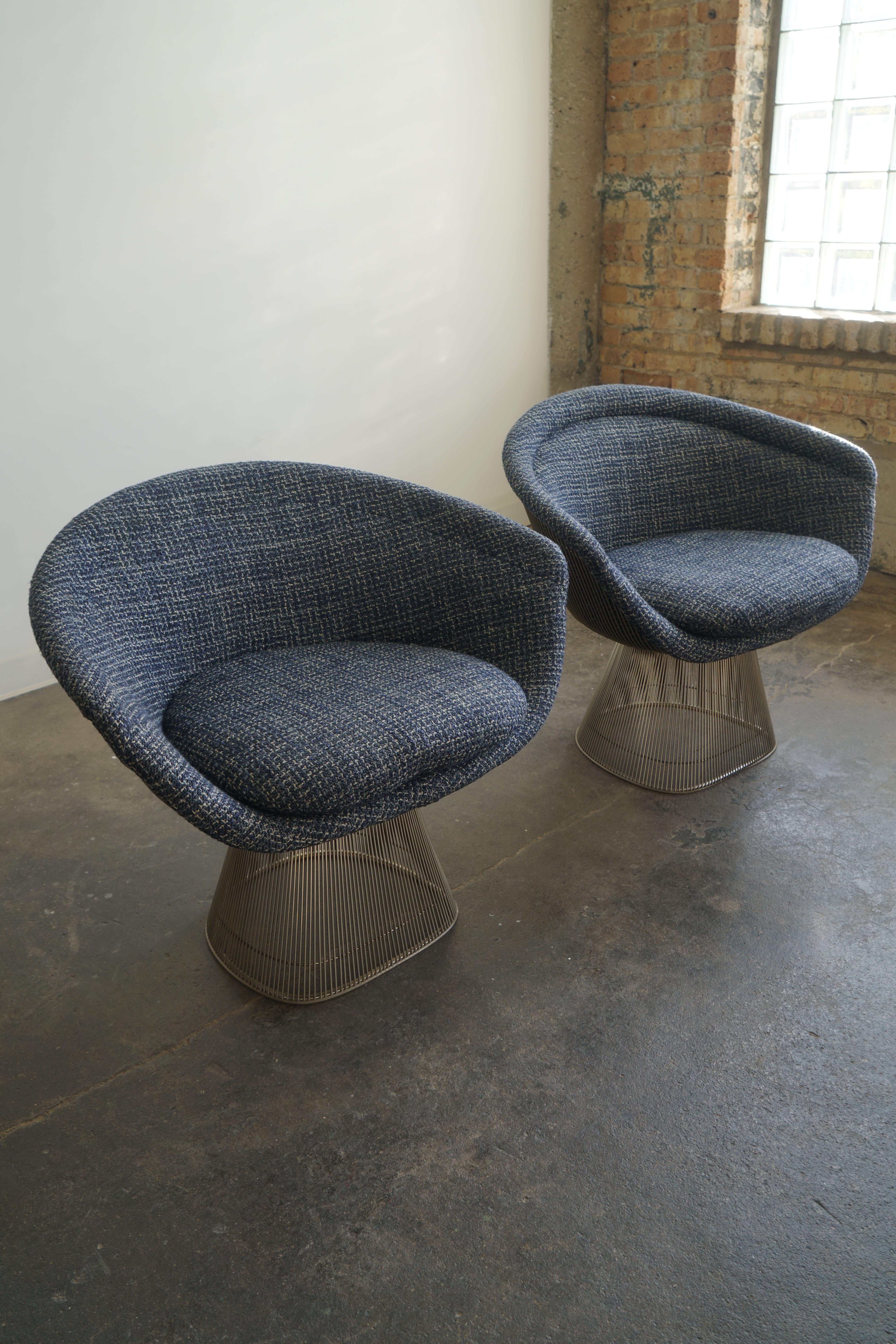 Set of 2 Warren Platner Lounge Chairs for Knoll International, blue upholstery In Good Condition For Sale In Chicago, IL