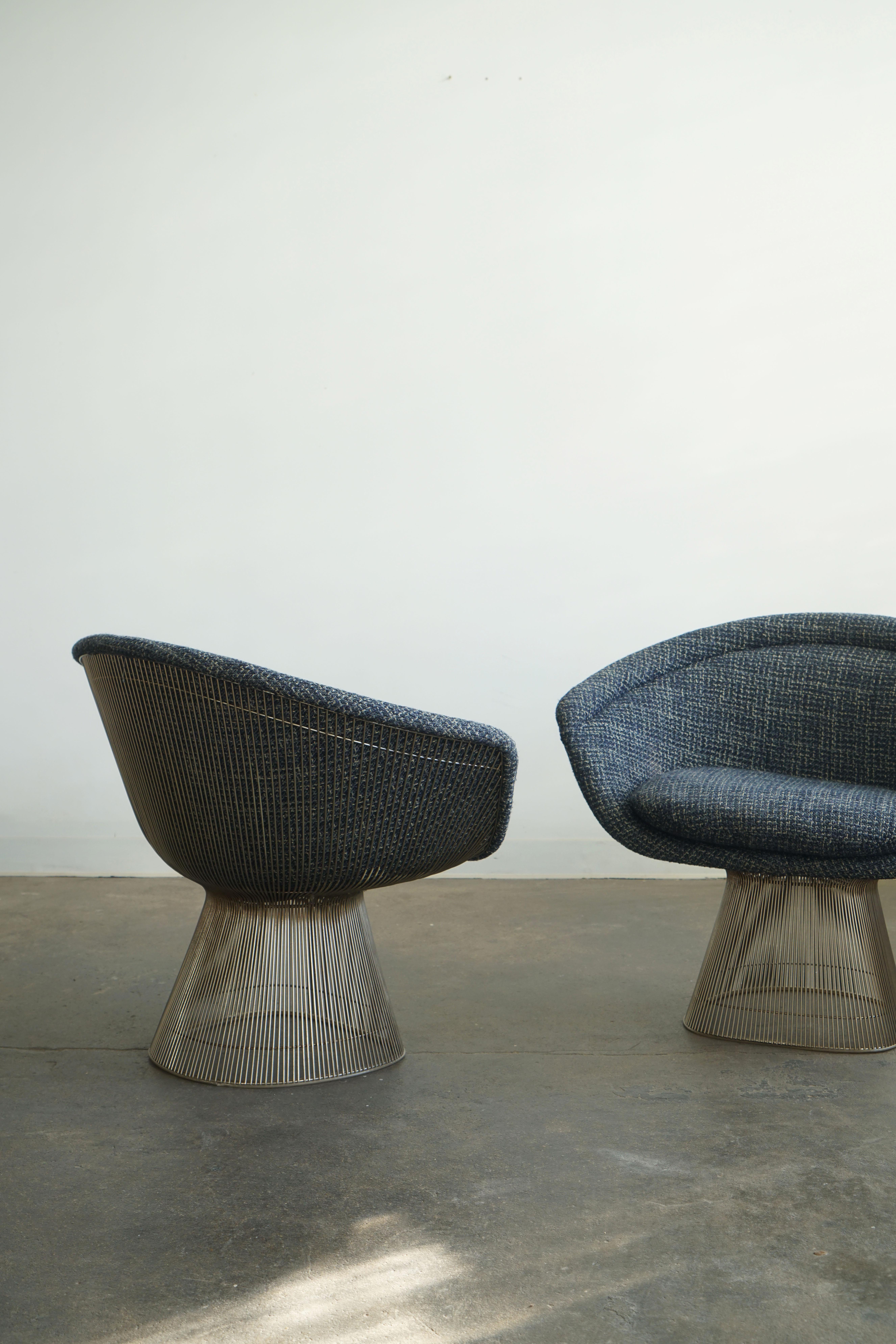 Late 20th Century Set of 2 Warren Platner Lounge Chairs for Knoll International, blue upholstery For Sale