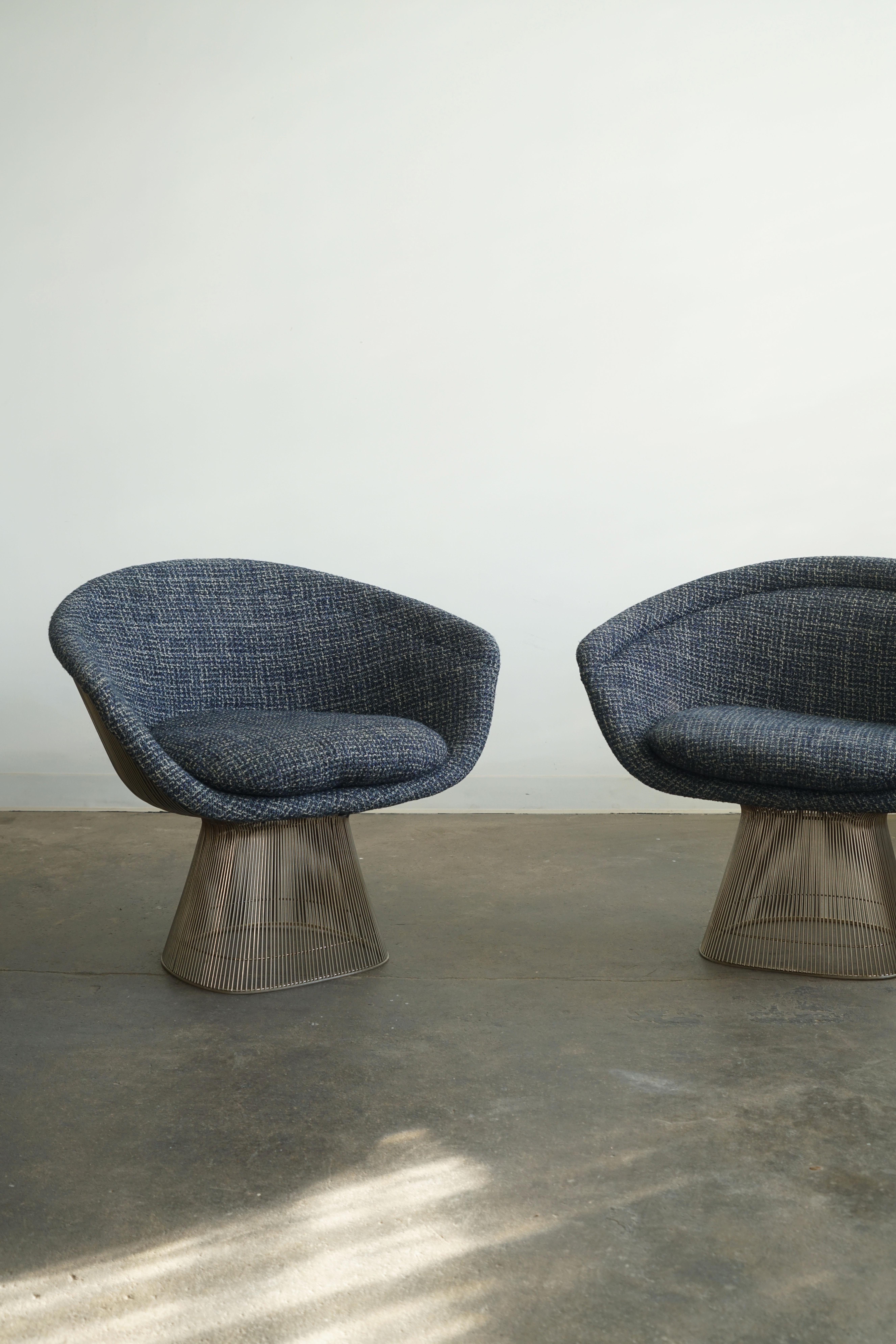 Set of 2 Warren Platner Lounge Chairs for Knoll International, blue upholstery For Sale 1
