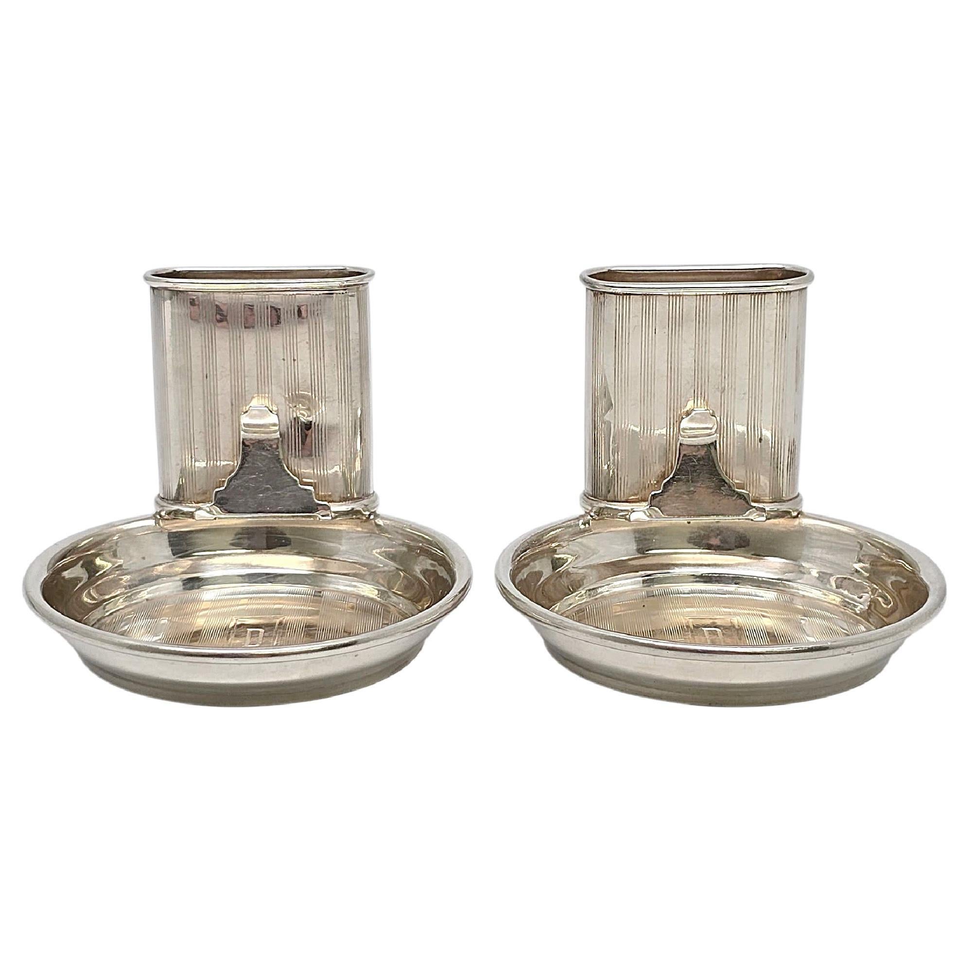 Set di 2 portacenere e portafiammiferi in argento sterling di Webster, con monogramma.

Il monogramma sembra essere D. A.

Si tratta di due piccoli posacenere con un porta fiammiferi e una clip per contenere un segnaposto o un altro piccolo