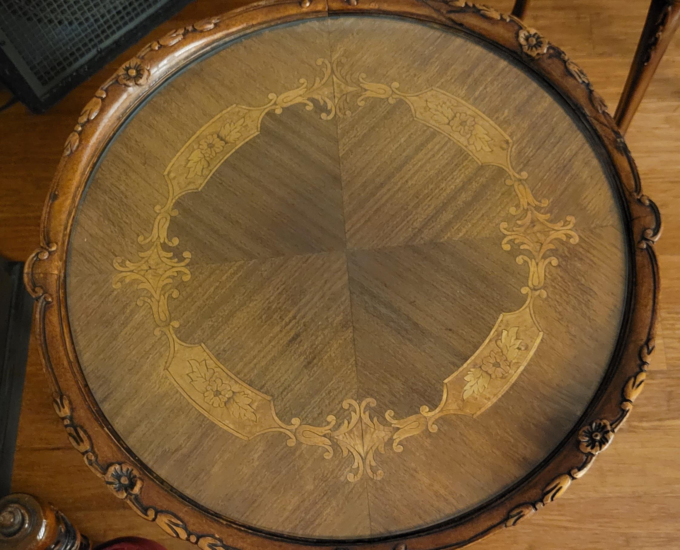 Set von '2' antiken handgeschnitzten Tischen aus Nussbaumholz mit Intarsien und maßgefertigtem Glas im Angebot 3