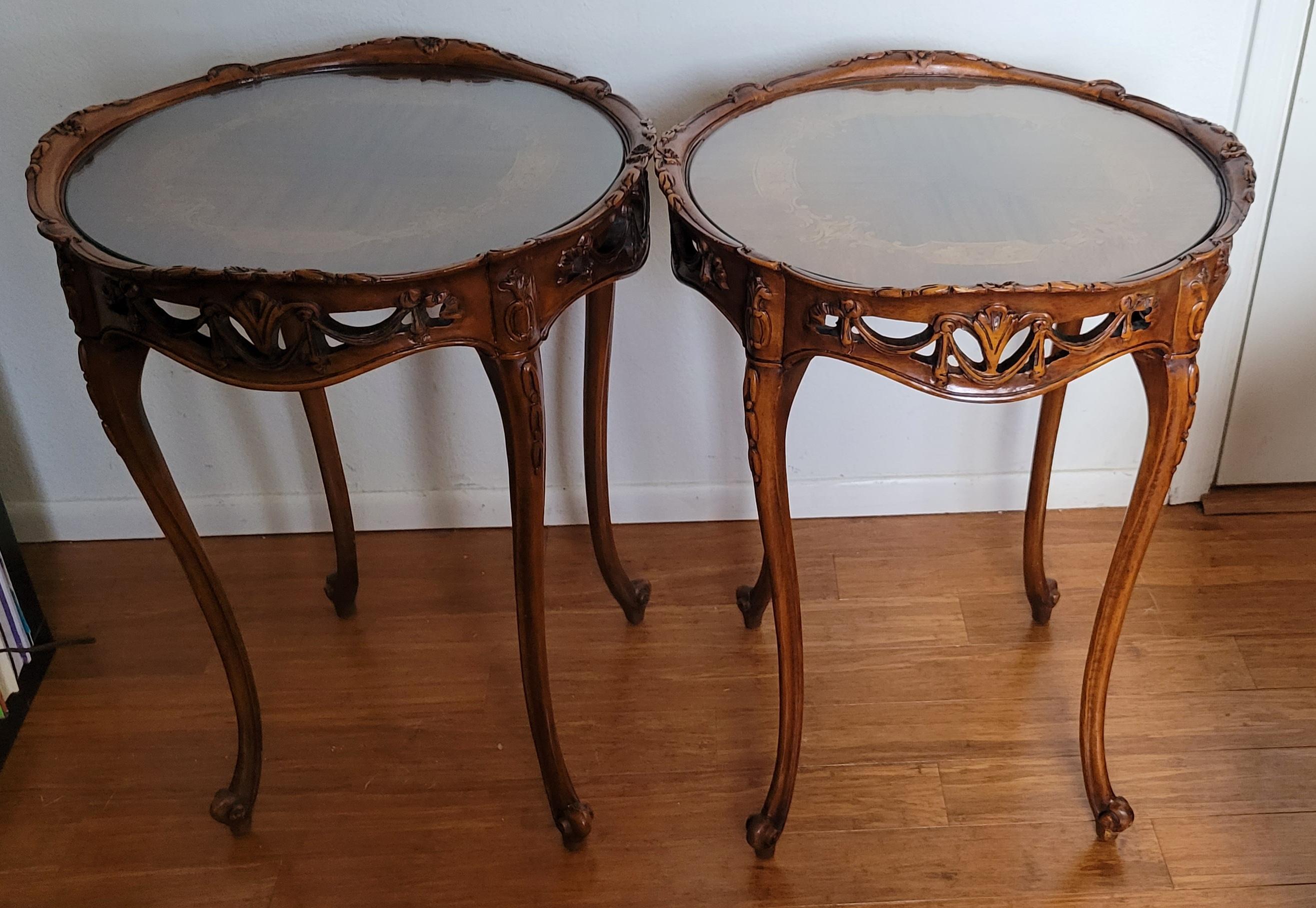 Set von '2' antiken handgeschnitzten Tischen aus Nussbaumholz mit Intarsien und maßgefertigtem Glas (Art nouveau) im Angebot
