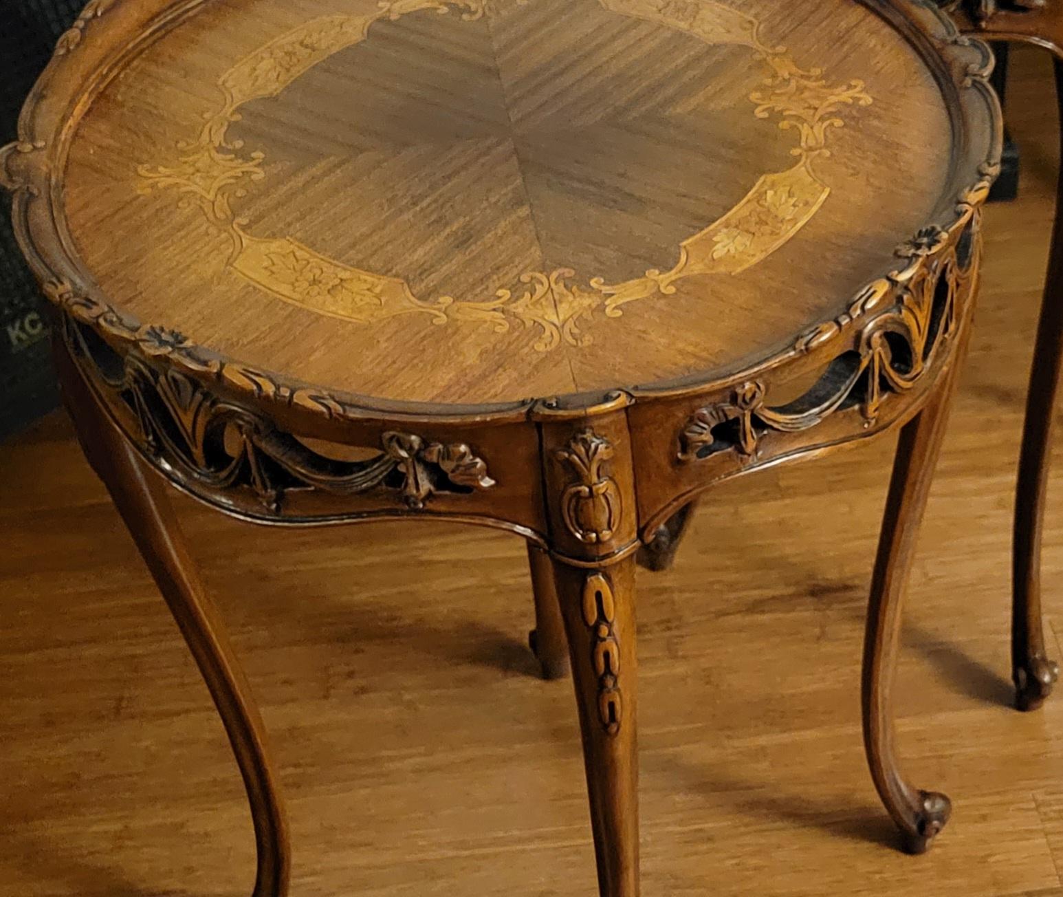 Set von '2' antiken handgeschnitzten Tischen aus Nussbaumholz mit Intarsien und maßgefertigtem Glas (amerikanisch) im Angebot