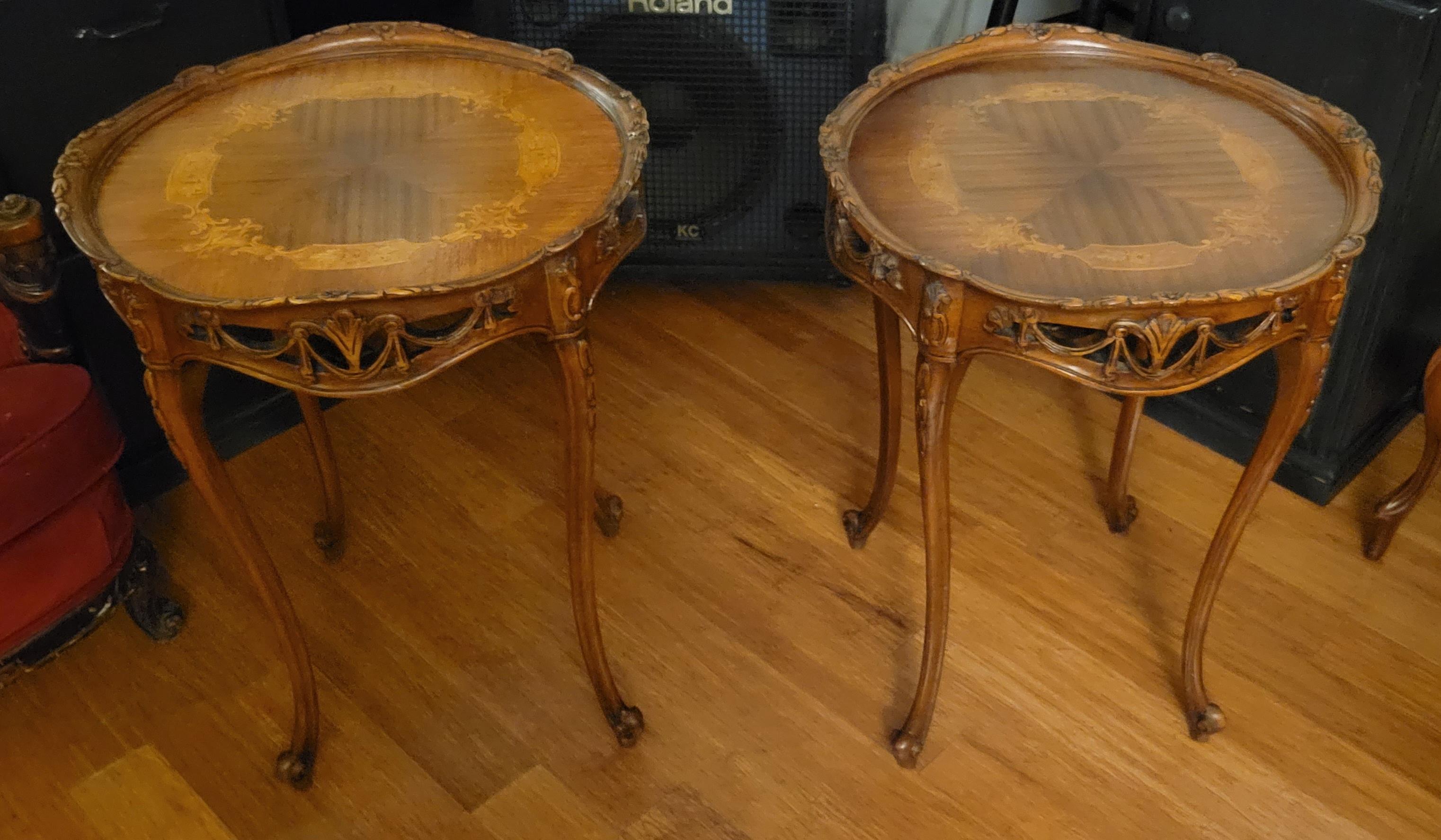 Set von '2' antiken handgeschnitzten Tischen aus Nussbaumholz mit Intarsien und maßgefertigtem Glas (Frühes 20. Jahrhundert) im Angebot