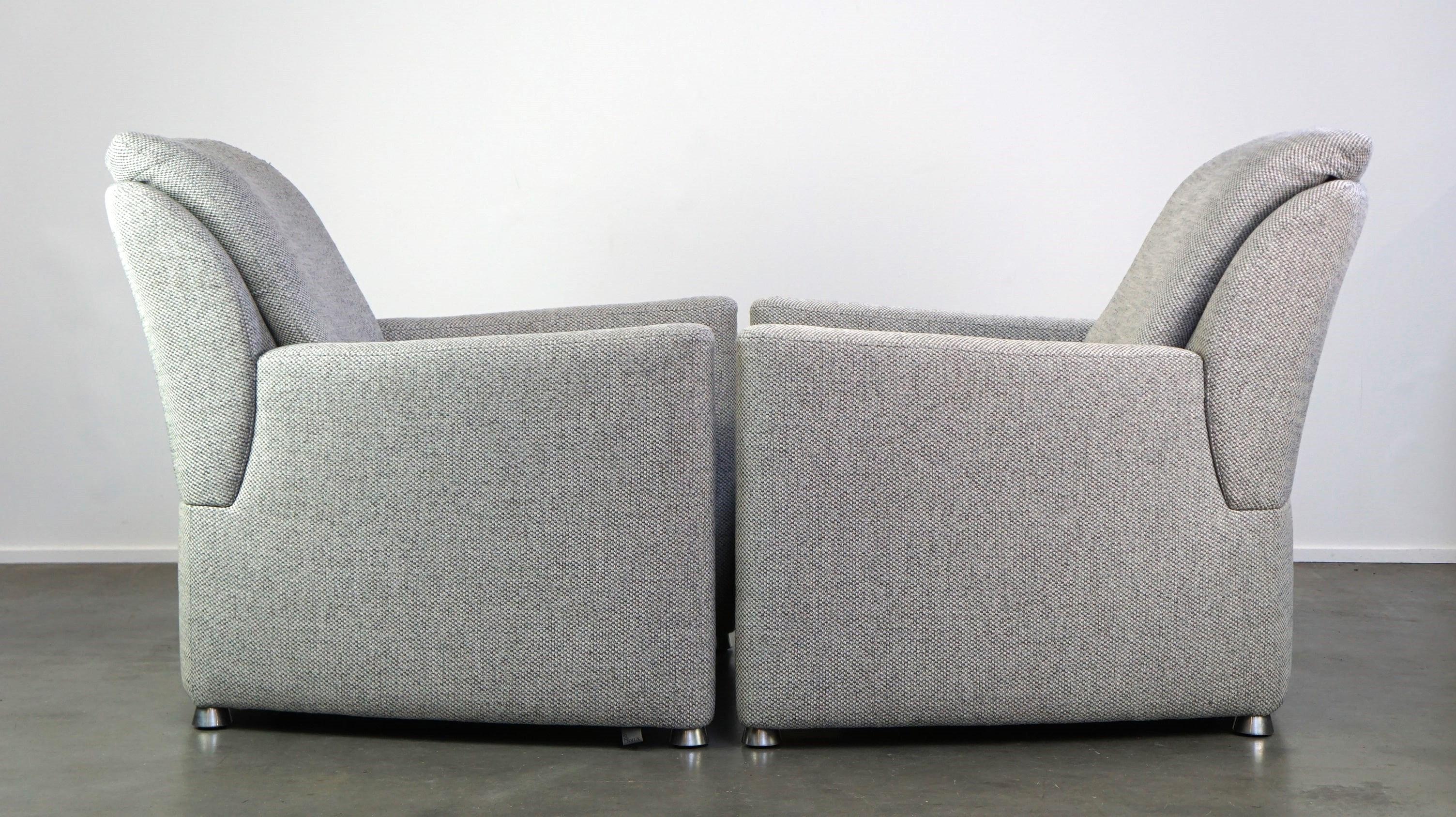 Questo fantastico set di poltrone di design Leolux Fidamigo è caratterizzato da un bellissimo design elegante e rappresenta un'aggiunta senza tempo a quasi tutti gli interni. Sono rivestite in tessuto grigio spesso e resistente e sono molto comode