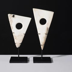 Conjunto de 2 Esculturas Arcaicas de Mármol de Carrara Blanco