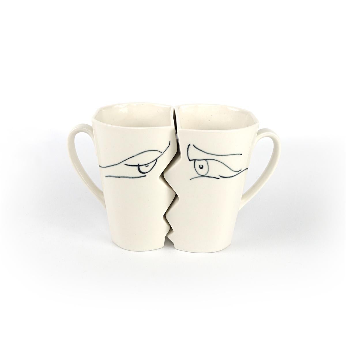 Postmoderne Ensemble de 2 tasses « Kissing » en céramique blanche conçues et fabriquées par le Studio Zwartjes en vente