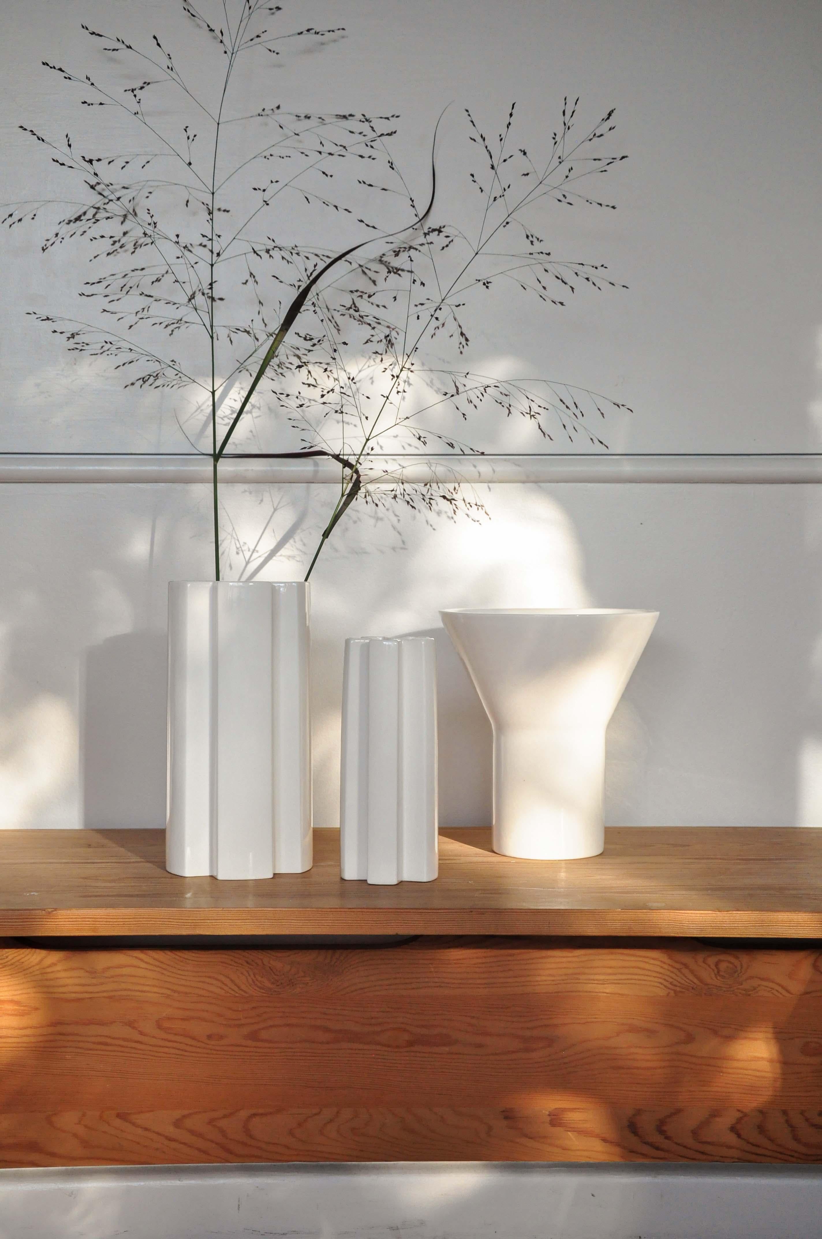 Post-Modern Set of 2 White Ceramic Kyo Vases by Mazo Design For Sale