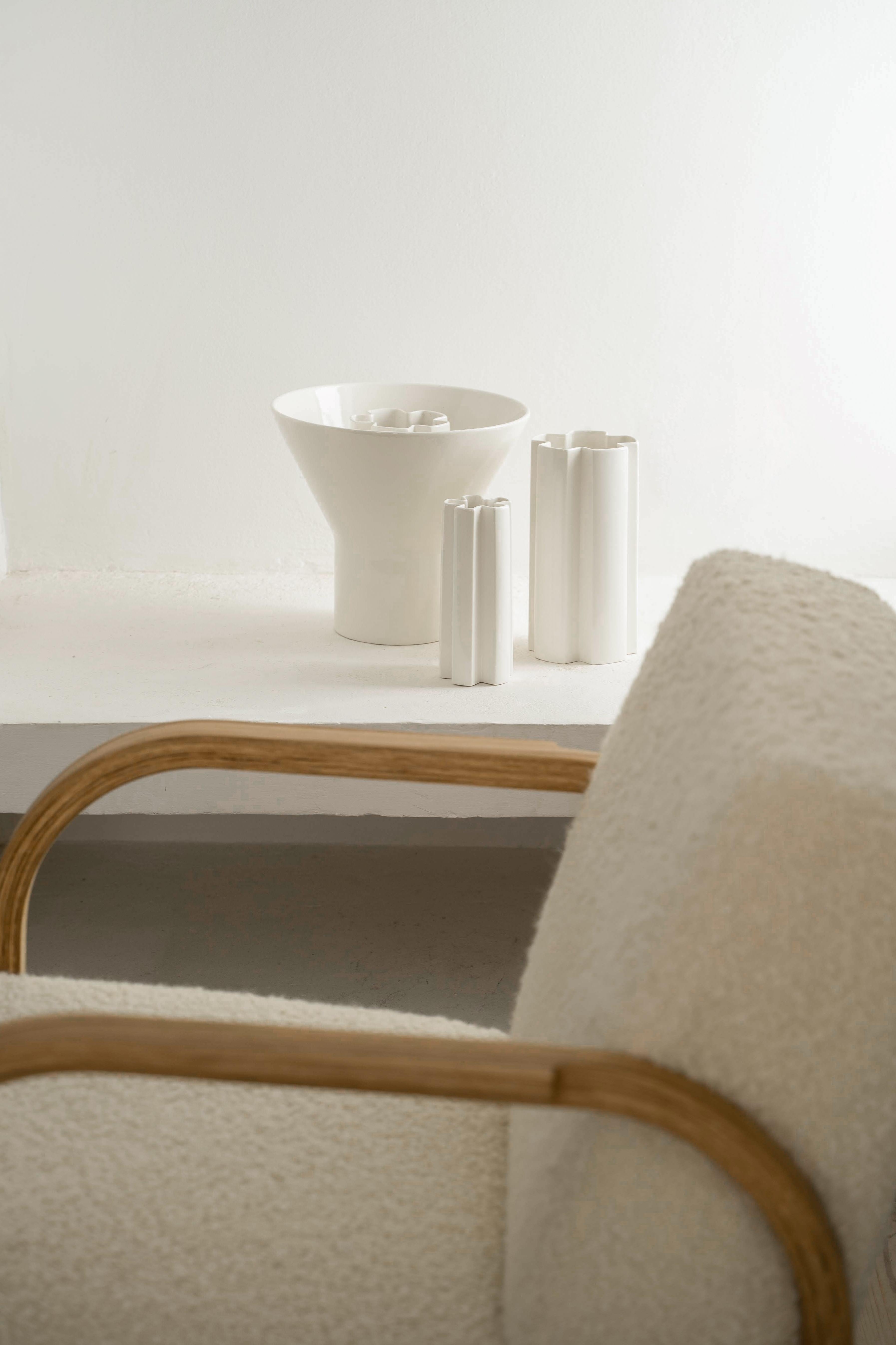 Danois Ensemble de 2 vases KYO en céramique blanche par Mazo Design en vente