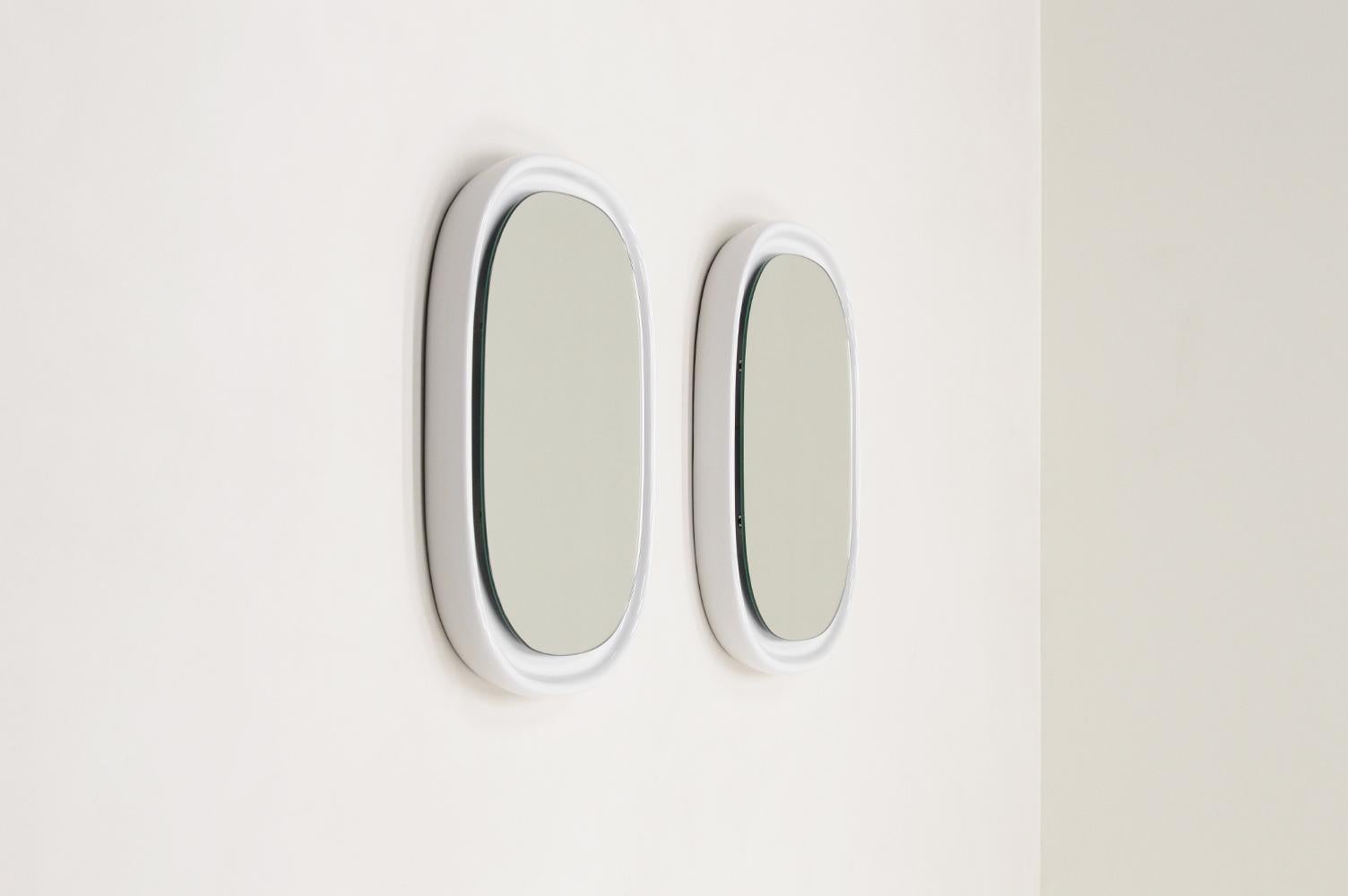 Satz von 2 weißen Keramikspiegeln von Sphinx Holland, 1970er Jahre Niederlande. Optisch schwebender Spiegel in weißer Keramik. Hochwertige und schwere Spiegel. Mit dem Logo auf der Rückseite gekennzeichnet. In sehr gutem Vintage-Zustand. 

