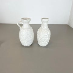 Set von 2 weißen geblümten Lava-Vasen aus Op-Art-Keramik, hergestellt aus Bay Ceramics, Deutschland