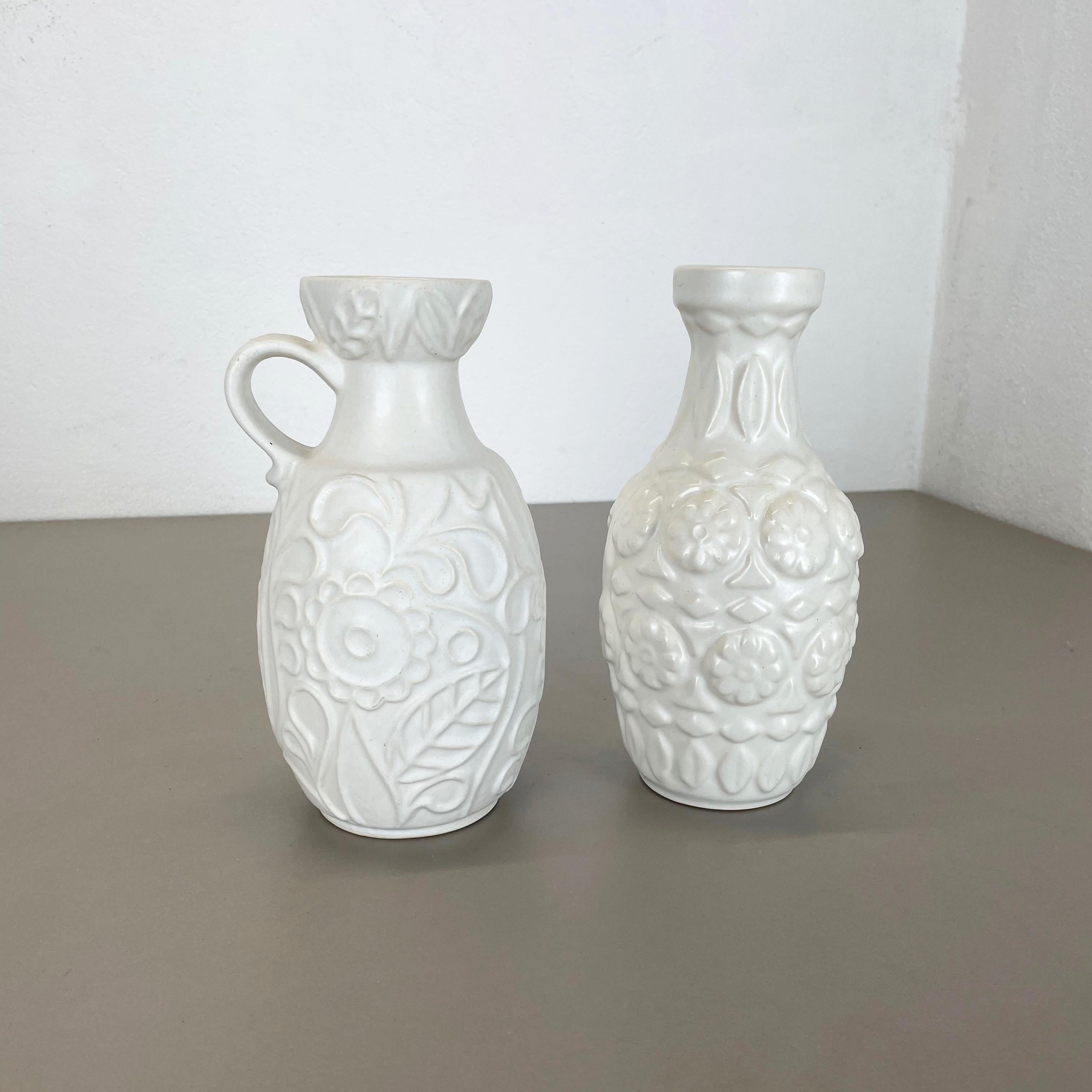Set of 2 White Floral Fat Lava Op Art Pottery Vase Made Bay Ceramics, Germany In Good Condition For Sale In Kirchlengern, DE