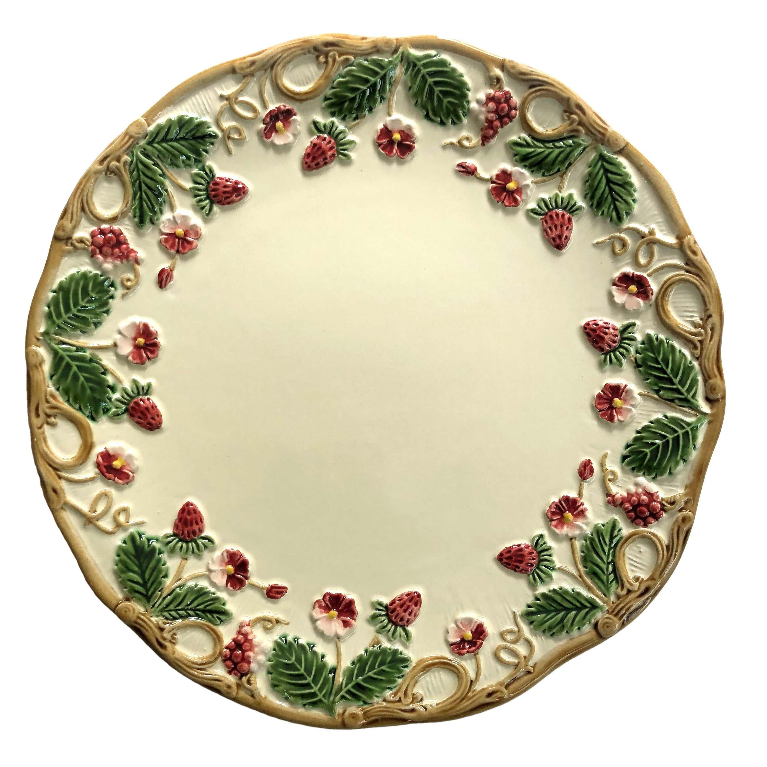 Juego de dos platos de postre blancos de la Colección George Sand.

Este plato de postre está adornado con un dibujo en relieve de fresas, hojas de fresa y pequeñas flores blancas, cuidadosamente dispuestas alrededor de su borde. Su centro blanco y