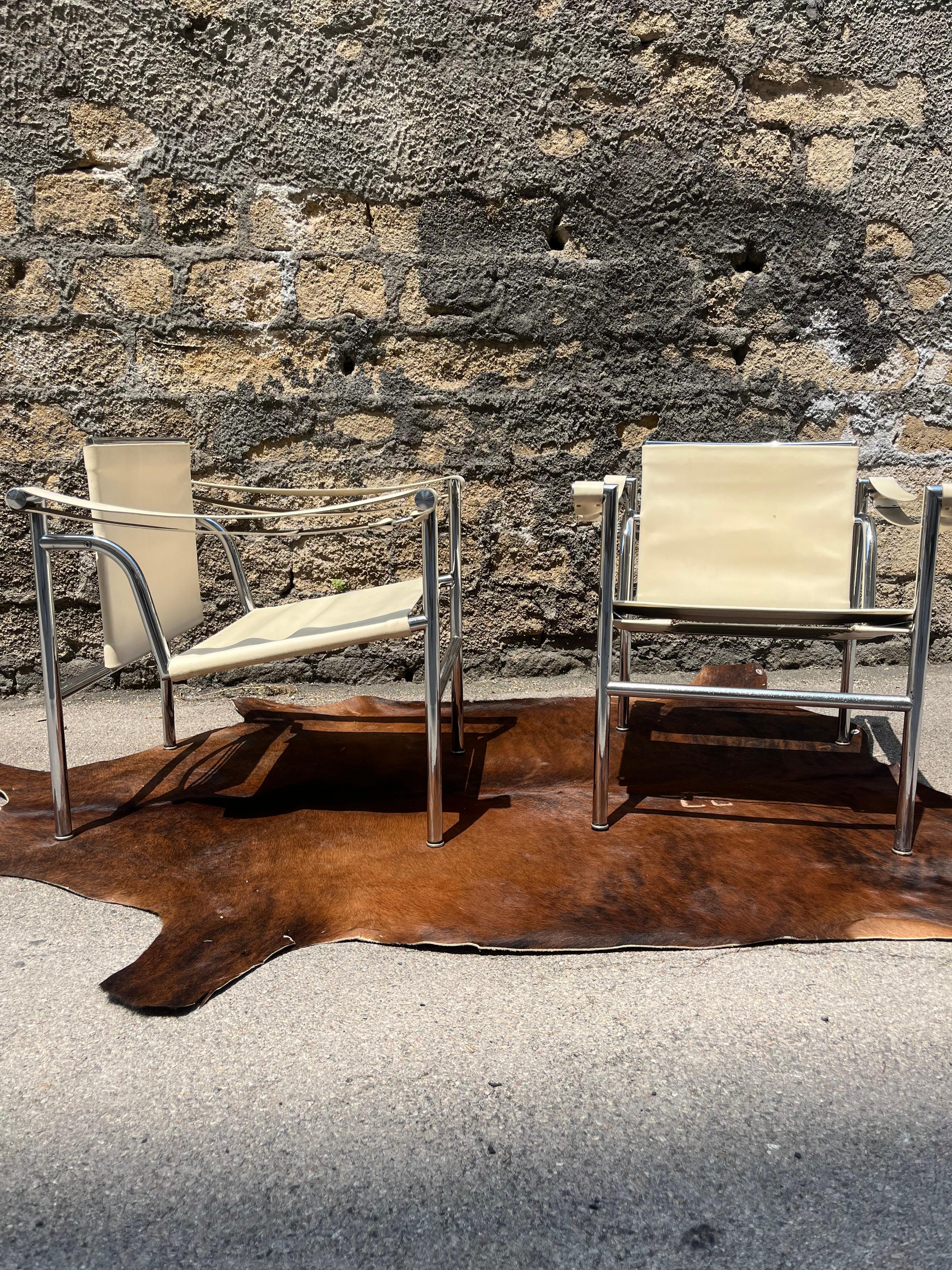 A timeless icon, two light presences but full of meaning.
This pair of LC1 armchairs, designed in 1928 by Le Corbusier, Pierre Jeanneret and Charlotte Perriand and produced in the 1970s by Cassina, represents one of the highest moments of modernist