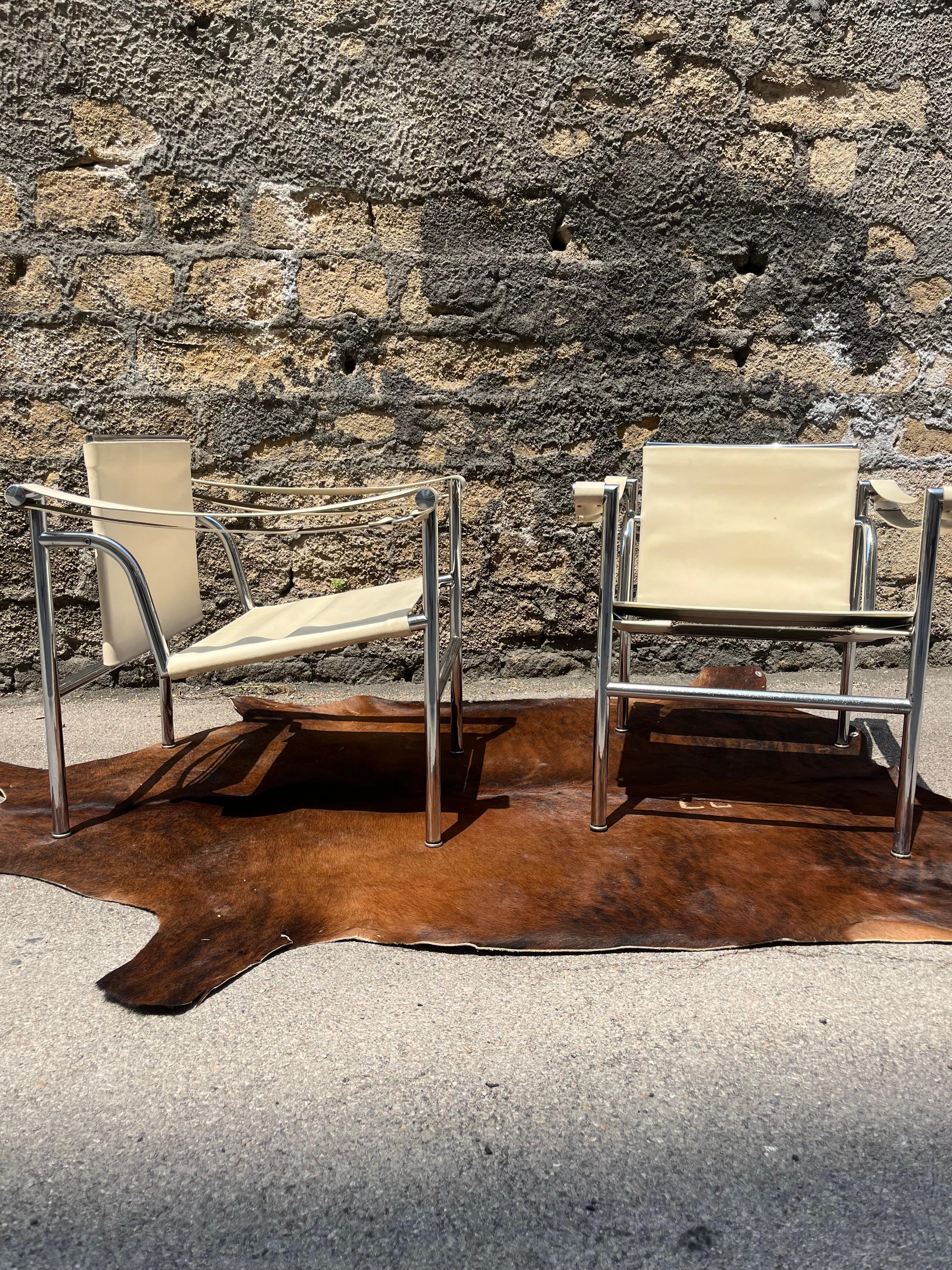 Italian Set of 2 white leather armchairs Le Corbusier model, LC1 for Cassina from the 70 en vente