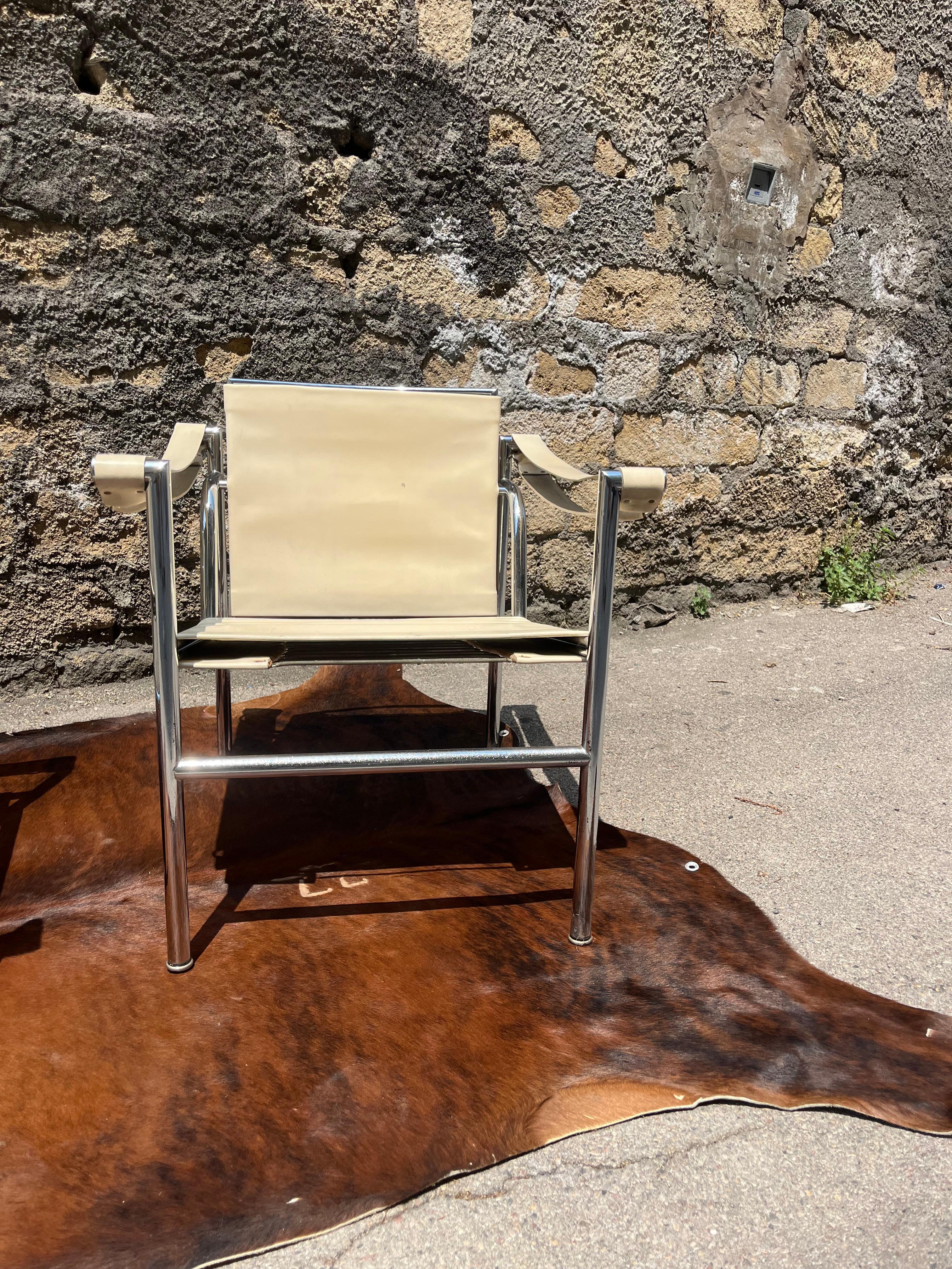 Late 20th Century Set of 2 white leather armchairs Le Corbusier model, LC1 for Cassina from the 70 en vente