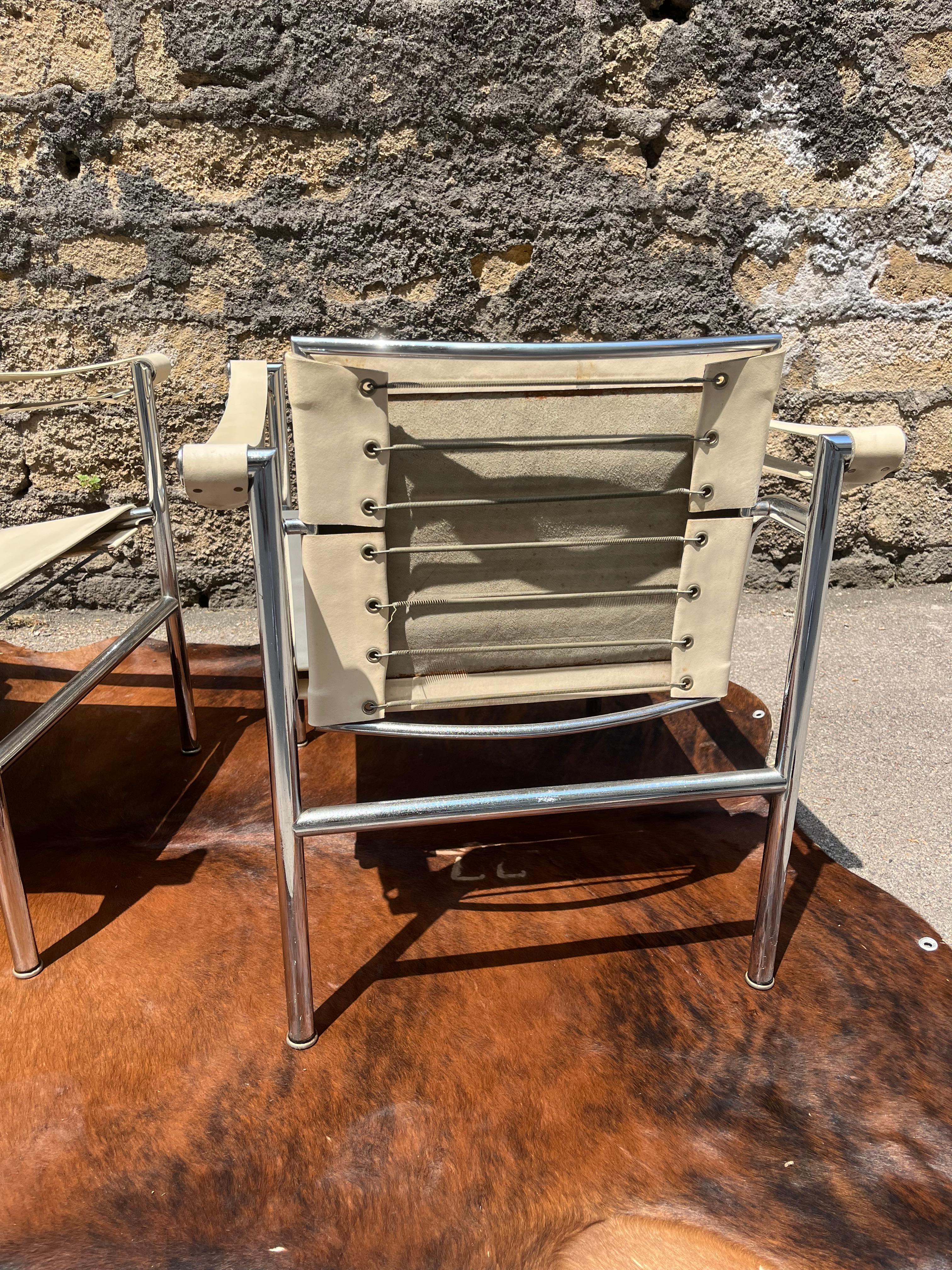 Set of 2 white leather armchairs Le Corbusier model, LC1 for Cassina from the 70 en vente 1
