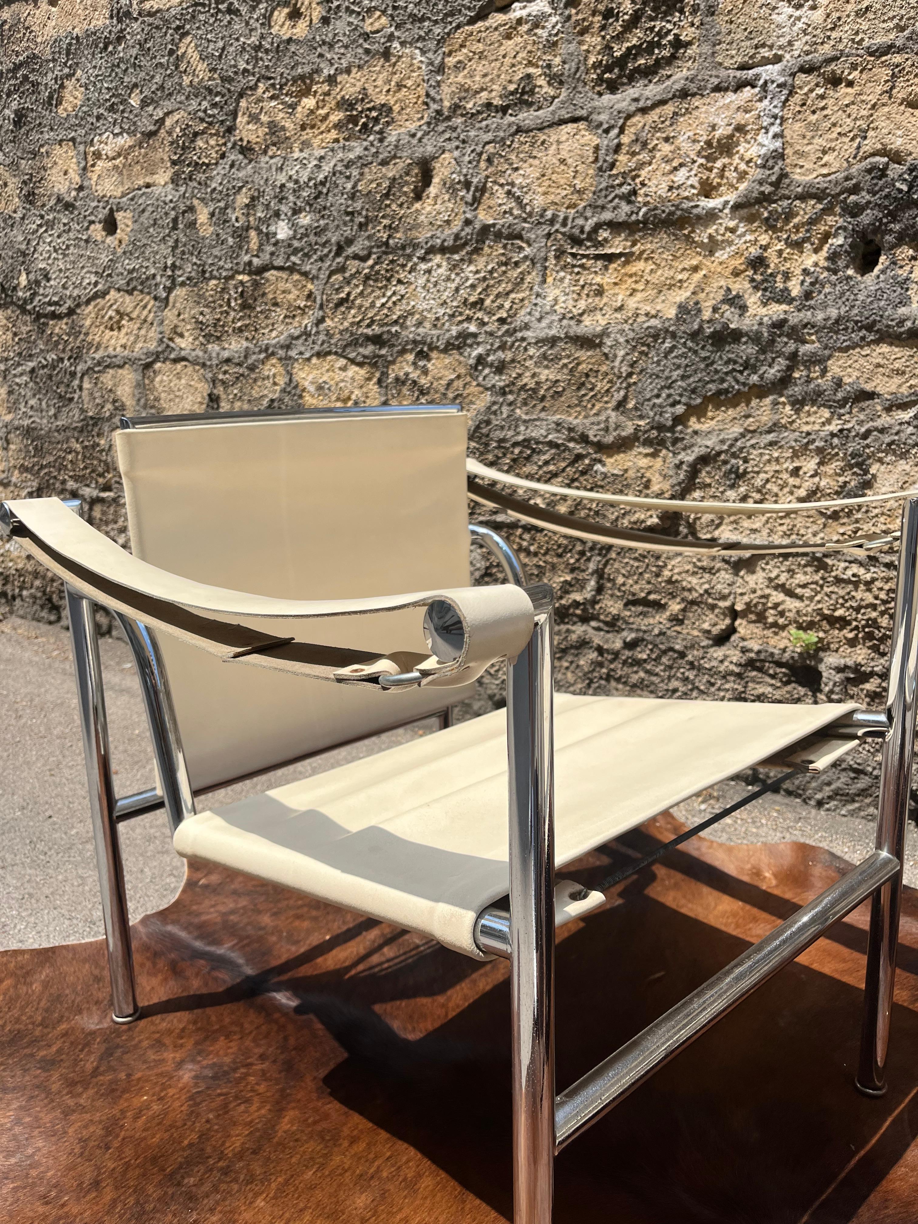 Set of 2 white leather armchairs Le Corbusier model, LC1 for Cassina from the 70 en vente 2