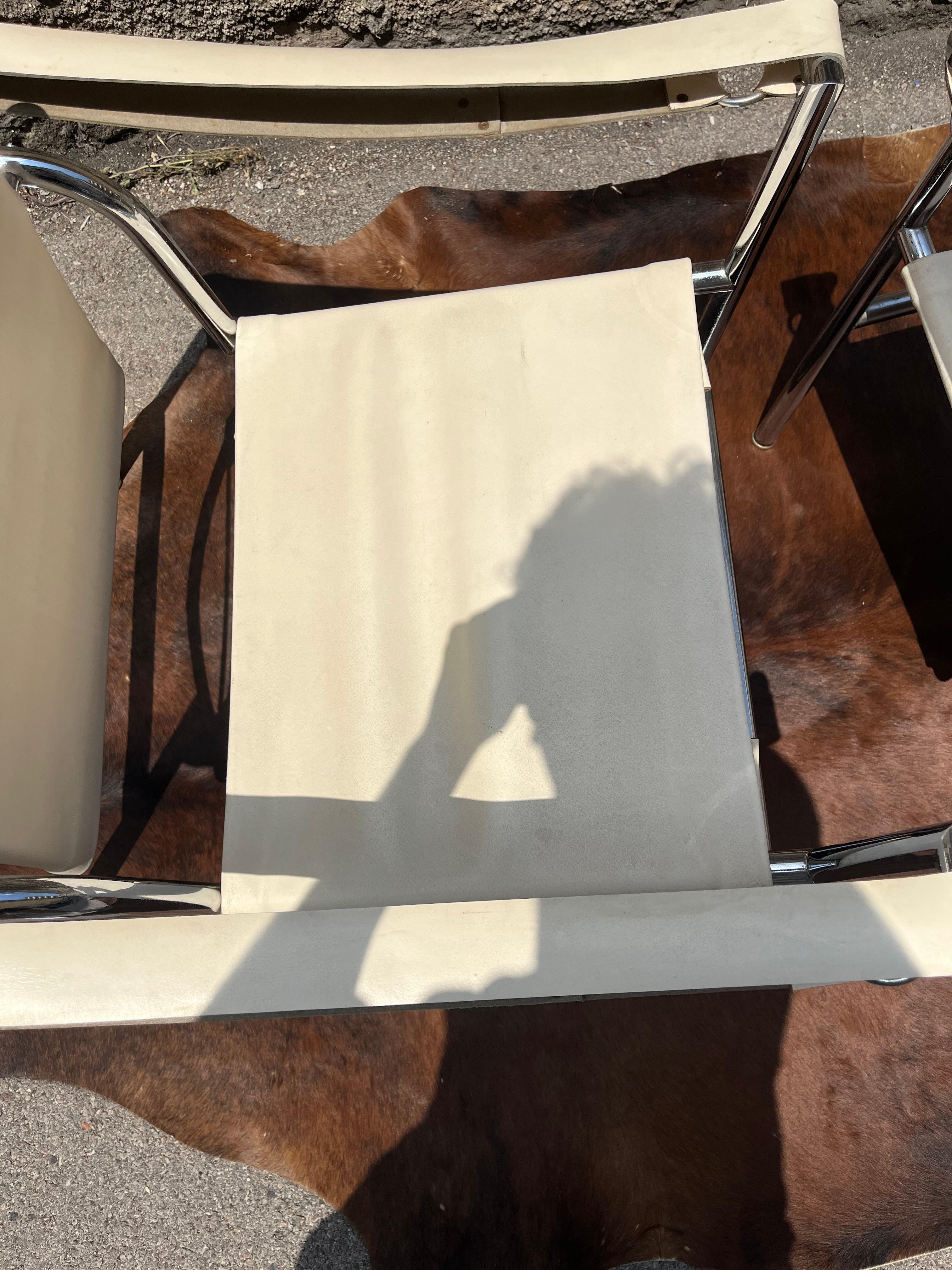 Set of 2 white leather armchairs Le Corbusier model, LC1 for Cassina from the 70 en vente 3