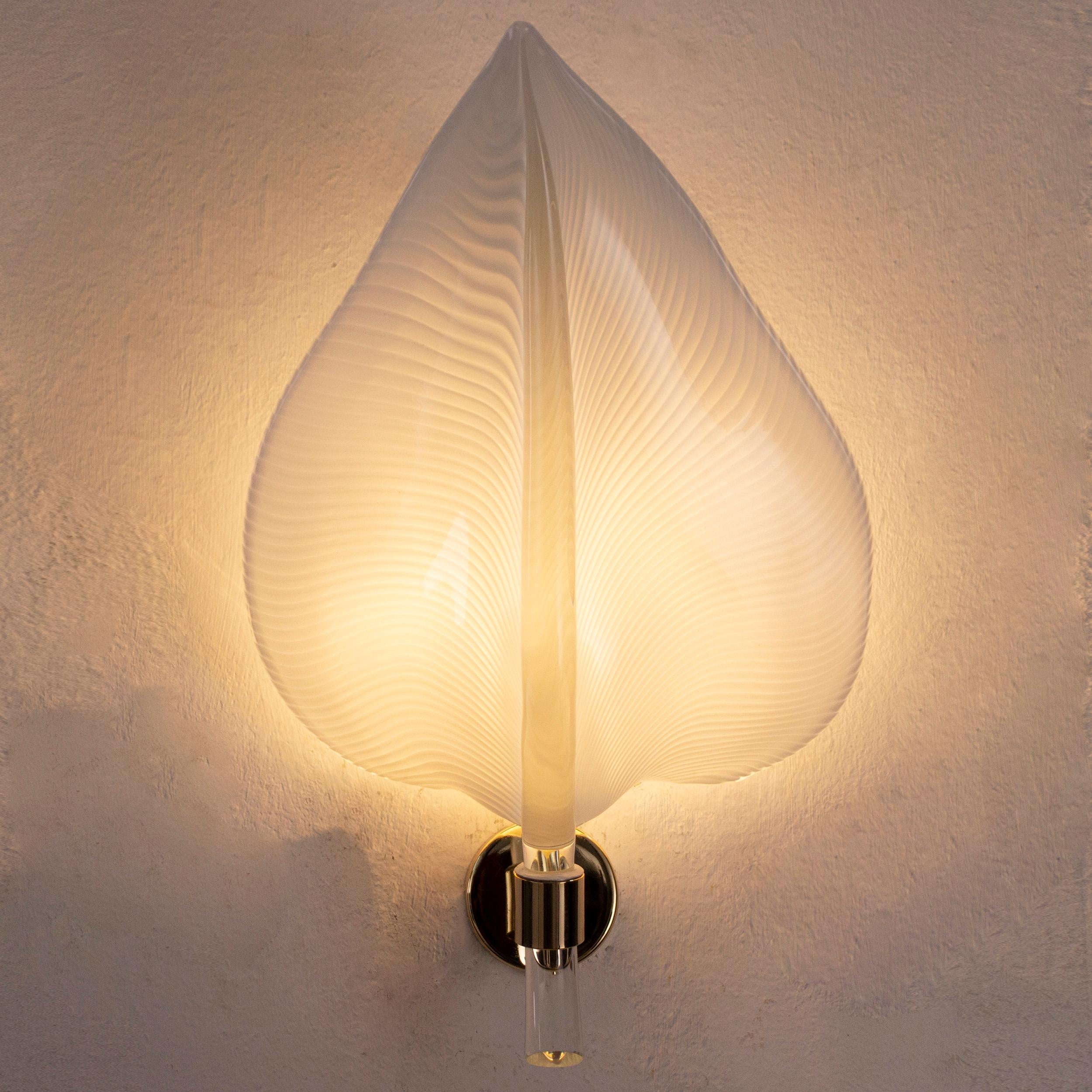 2er-Set Wandlampen aus weißem Muranoglas, handgefertigte Kunstapplikationen (Moderne der Mitte des Jahrhunderts) im Angebot