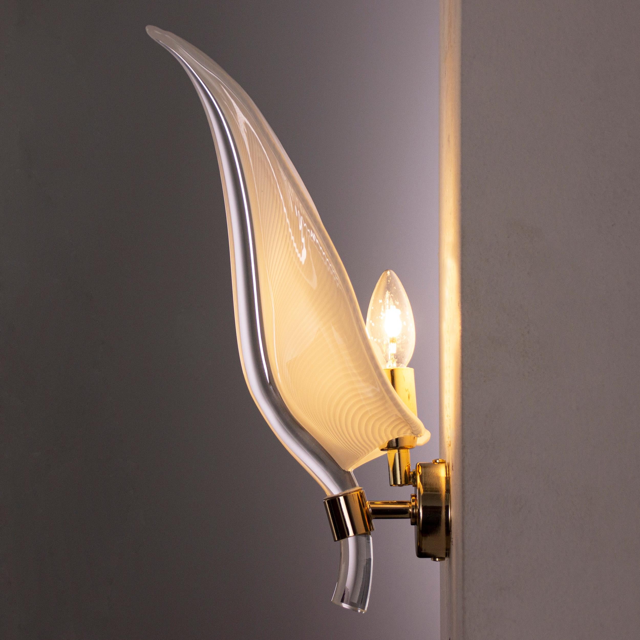 2er-Set Wandlampen aus weißem Muranoglas, handgefertigte Kunstapplikationen (Messing) im Angebot