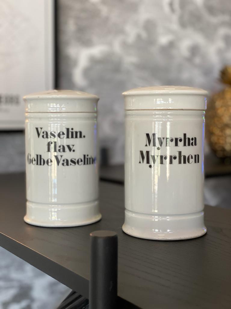 Set of 2 White Porcelain Pharmacist's Vessels, Germany, circa 1880, Apothecary In Good Condition In Hamburg, DE