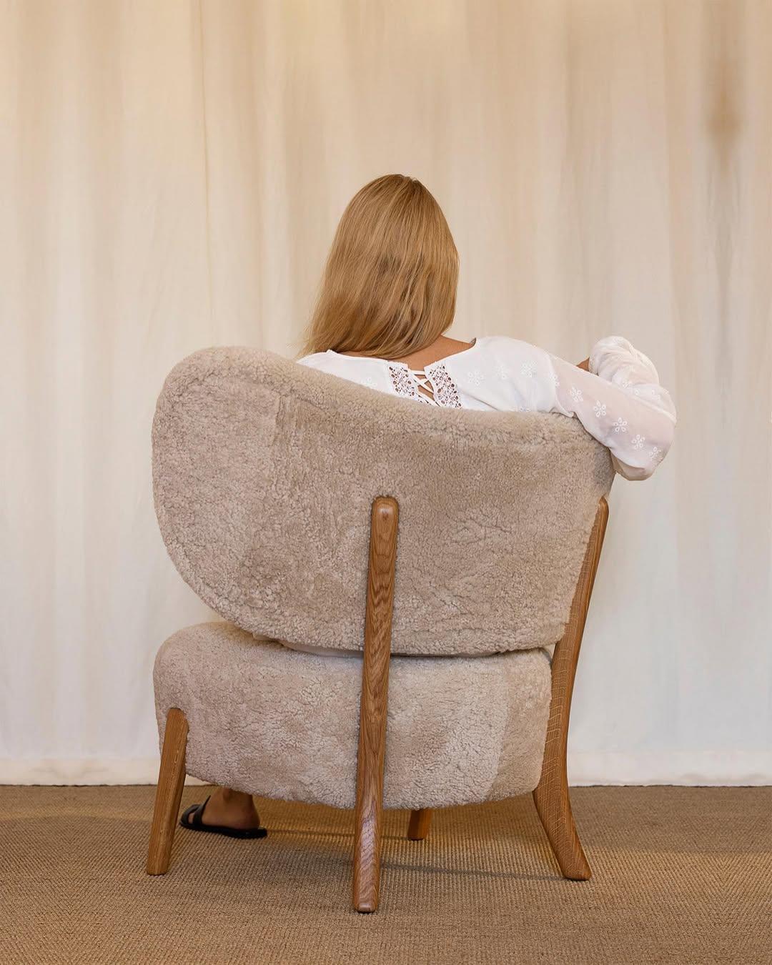 XXI secolo e contemporaneo Set di 2 sedie da salotto TMBO bianche in pelle di pecora Moonlight di Mazo Design in vendita